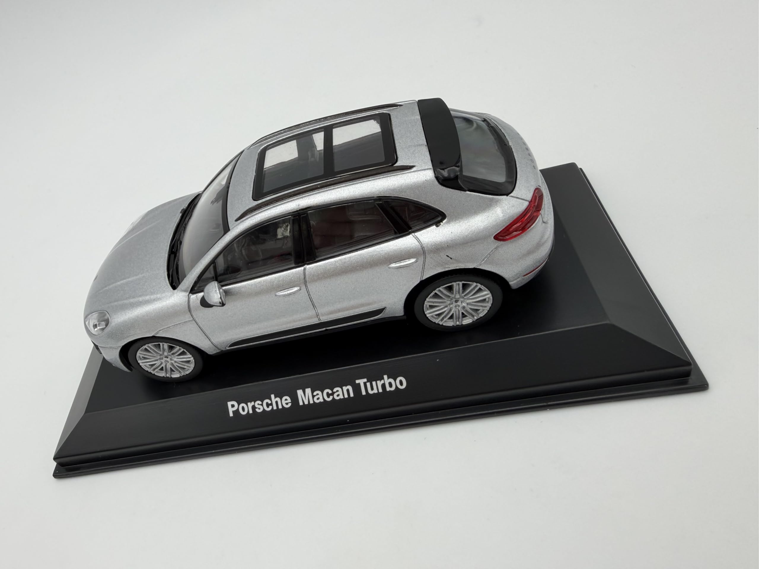 Porsche Macan Turbo Rhodium Modellauto 1:43, Silber - Detailgetreues Sammlermodell I GT Marketing I Miniatur Fahrzeug (Museum Edition)
