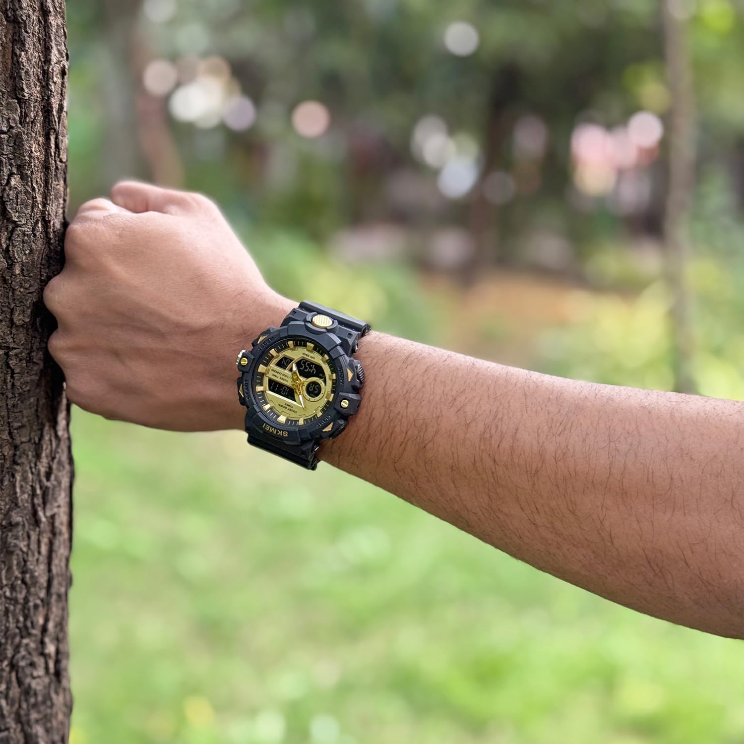 Zegarek SKMEI 2225 na nadgarstku, demonstrujący jego funkcjonalność.