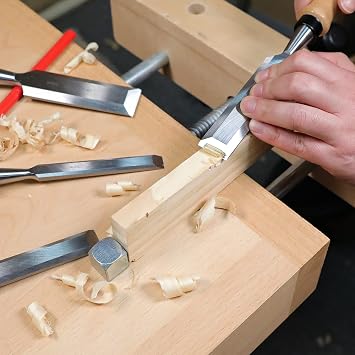 Amazon Basics - 4-Piece Sturdy Chrome Vanadium Steel Woodworking Wood Chisel Set – 1/2 inch (13mm) to 1-1/4 inch (32mm), Wooden Handles with Carry Pouch