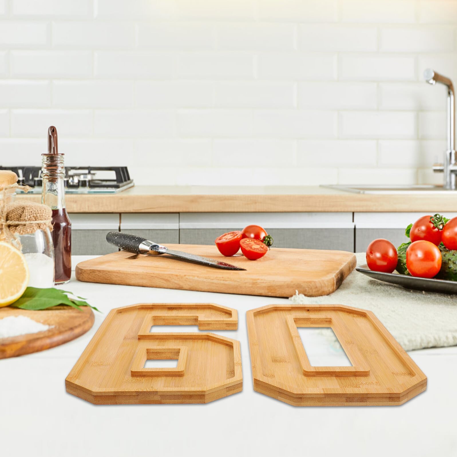 Plateau à Goûter en Bois Forme Chiffre 60, Planche à Charcuterie Polyvalente, Grosse Capacité, Matériau Bois, pour Salon ou Chambre