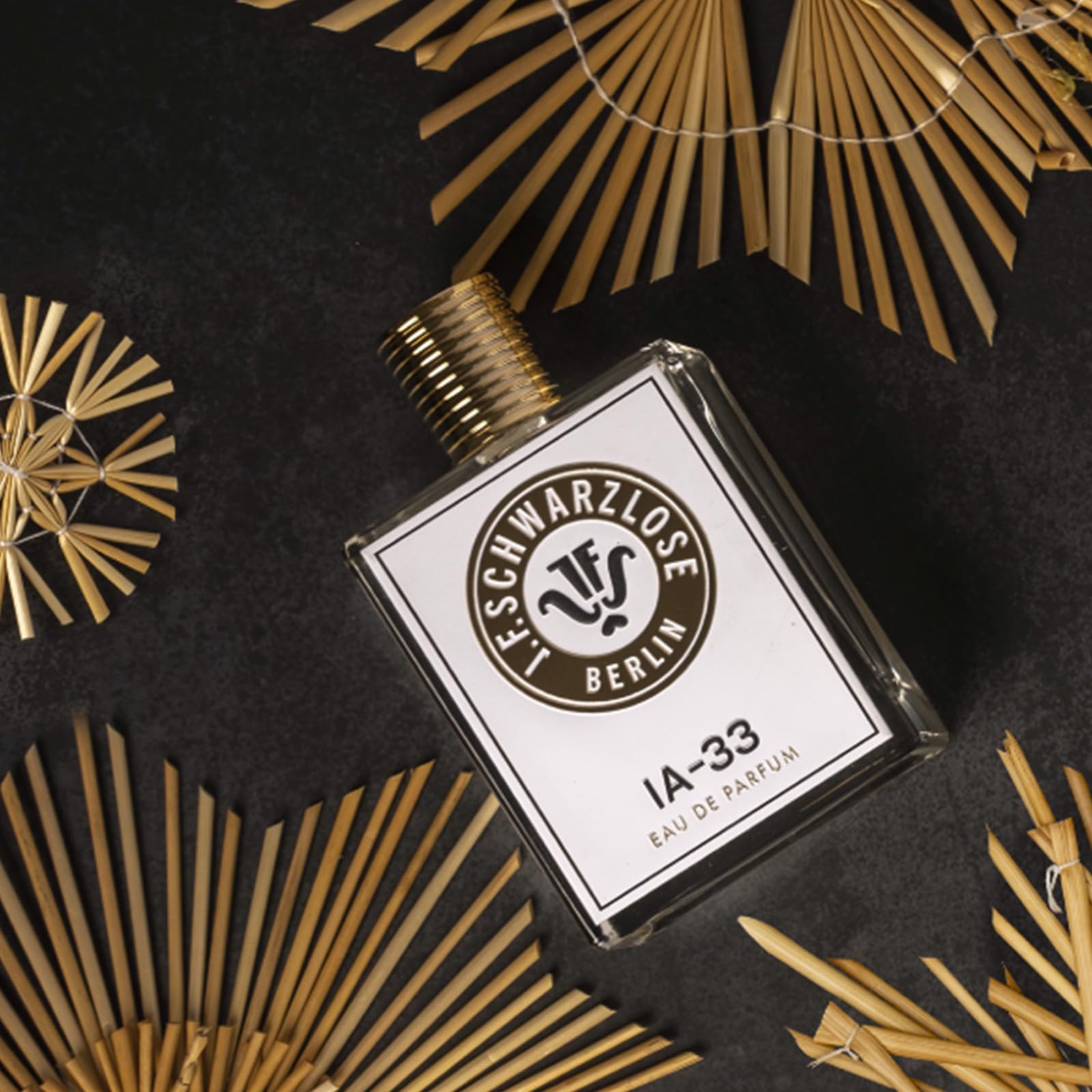 Schwarzlose Treffpunkt 8 UHR - Unisex EDP Spray o zapachu - Długotrwały i zniechęcający napar z mango, imbiru, szałwia Clary i Vetiver - spray do ciała z aromatycznym i owocowym zapachem - 3,4 uncji