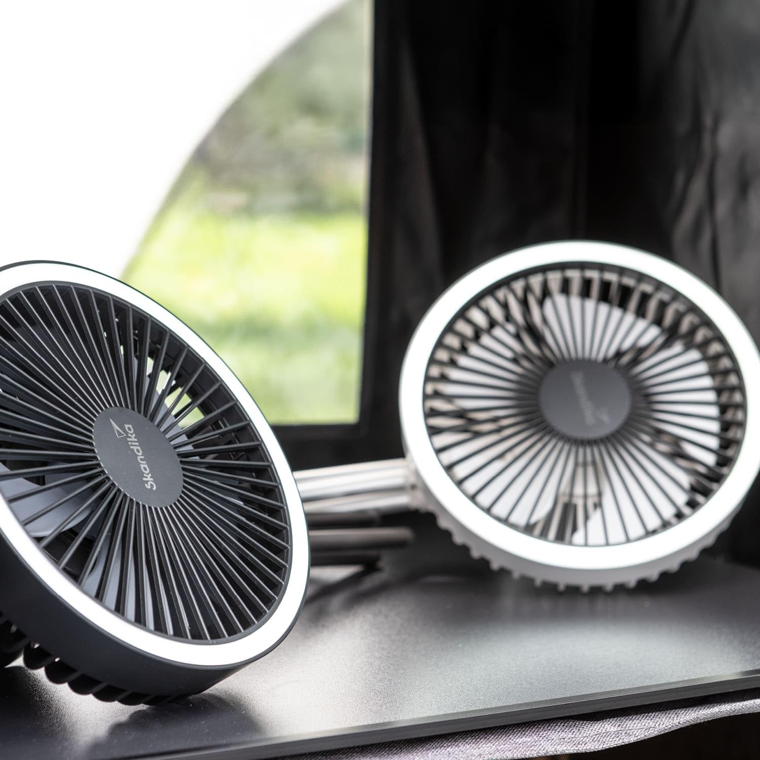 Skandika lampa kempingowa Solvind LED z wentylatorem | 3w1 z powerbankiem, ładowana USB-C, stojąca, wisząca, światło pierścieniowe białe, ścieminiania, na stojaku | lampka turystyczna, namiotowa