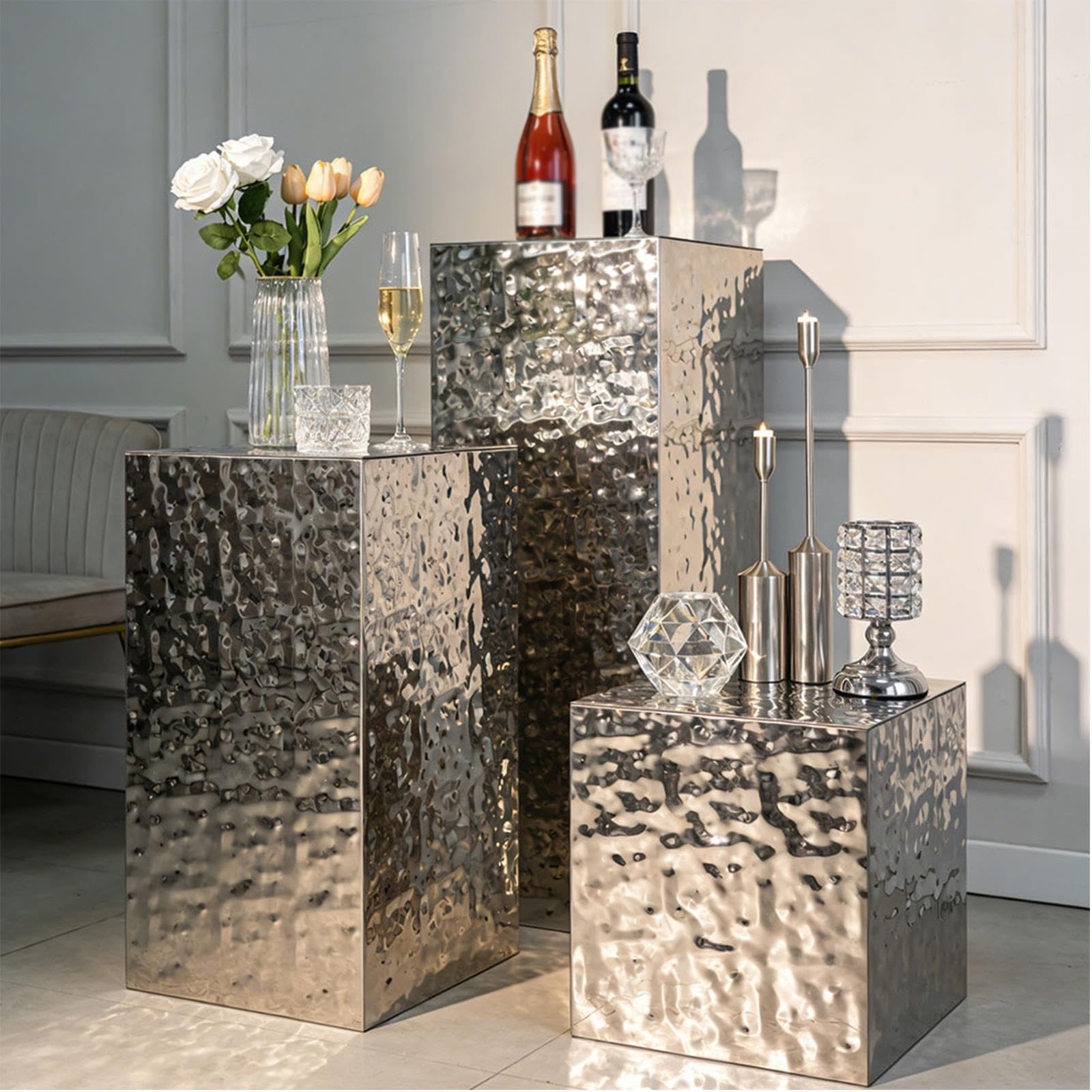 Set di 3 piedistalli quadrati per feste ed eventi, espositori decorativi, basi per sculture o prodotti, finitura effetto increspatura dell'acqua, ideali come alzatine per torte e dolci