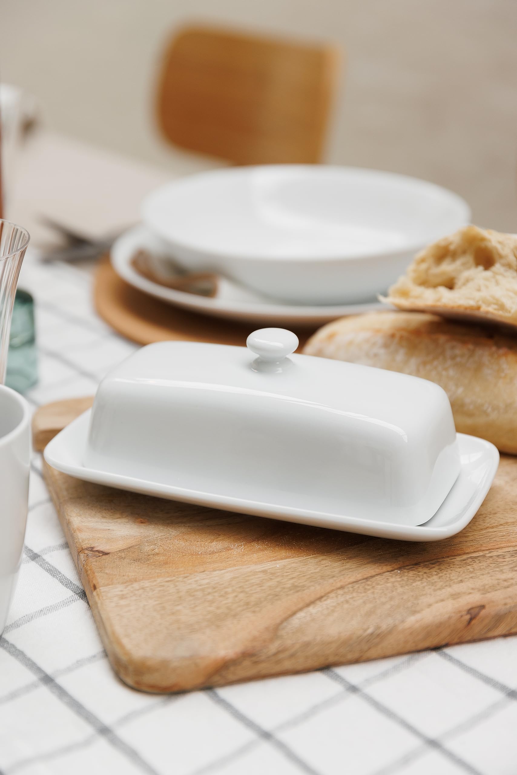 Mikasa Chalk Porcelanowy pojemnik na masło z pokrywką, 21 cm | Biały pojemnik na śniadanie i kolację | Duży pojemnik na masło | Myj w zmywarce, idealny na prezent