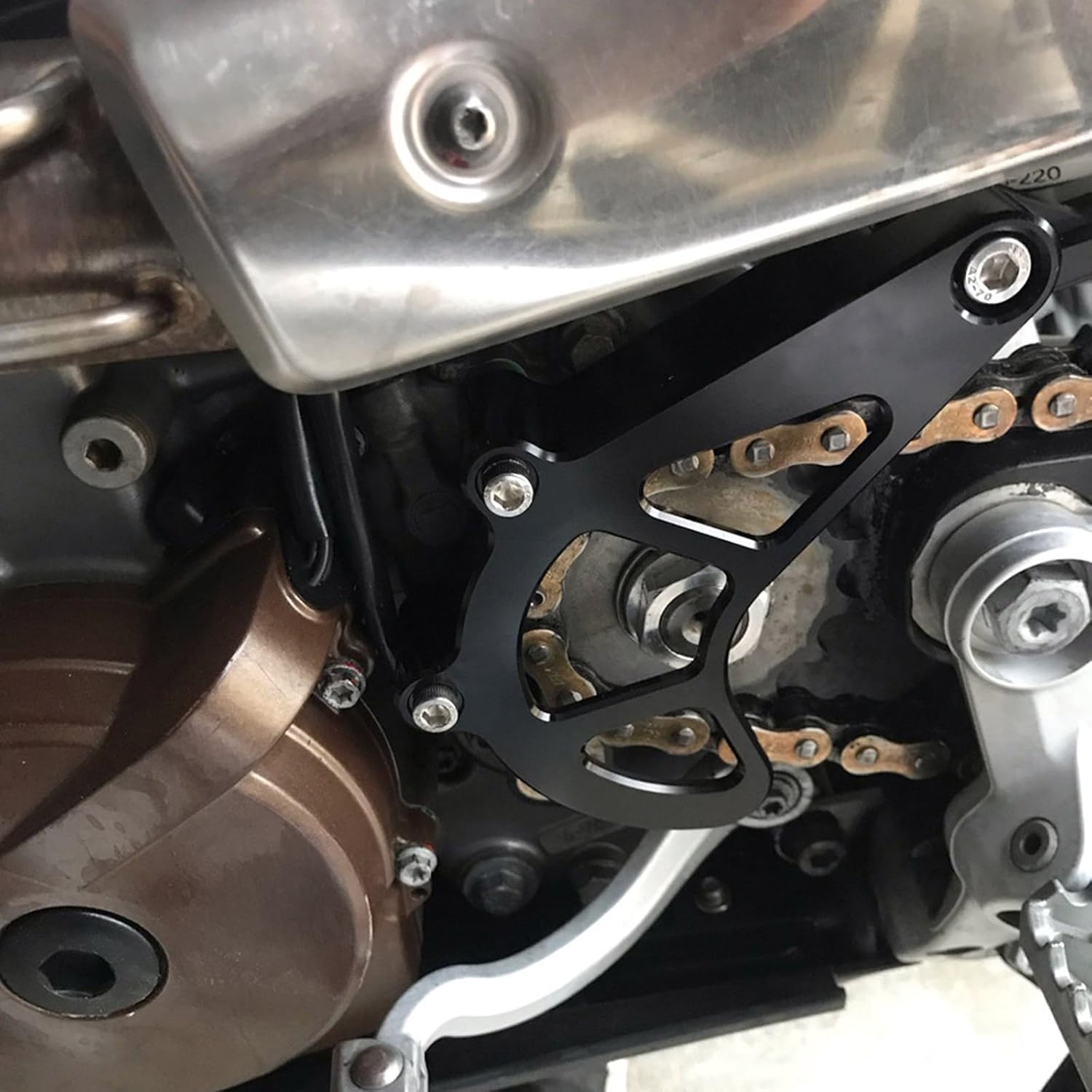 正確な機械加工されたチェーンホイールカバーKTM690の熱狂的なモーターサイクストのケーススプロケットプロテクターイージーインストー