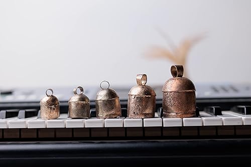 Vista 4 de metalart Campanas de hojalata indias vintage hechas a mano, campanillas rústicas con madera para manualidades, aniversario, ganado, fiesta