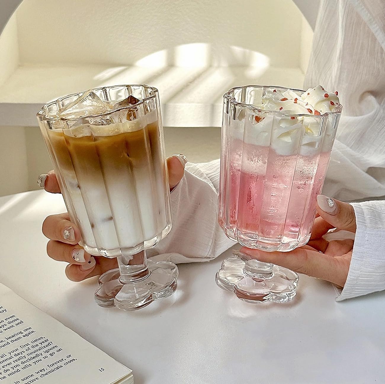 Fuß Eisbecher Trinkgläser Set von 2 (Durchsichtig), Blütenblatt Stil Glas Becher, geeignet für Saft, Eis, Cocktails, Dessert Mehr.