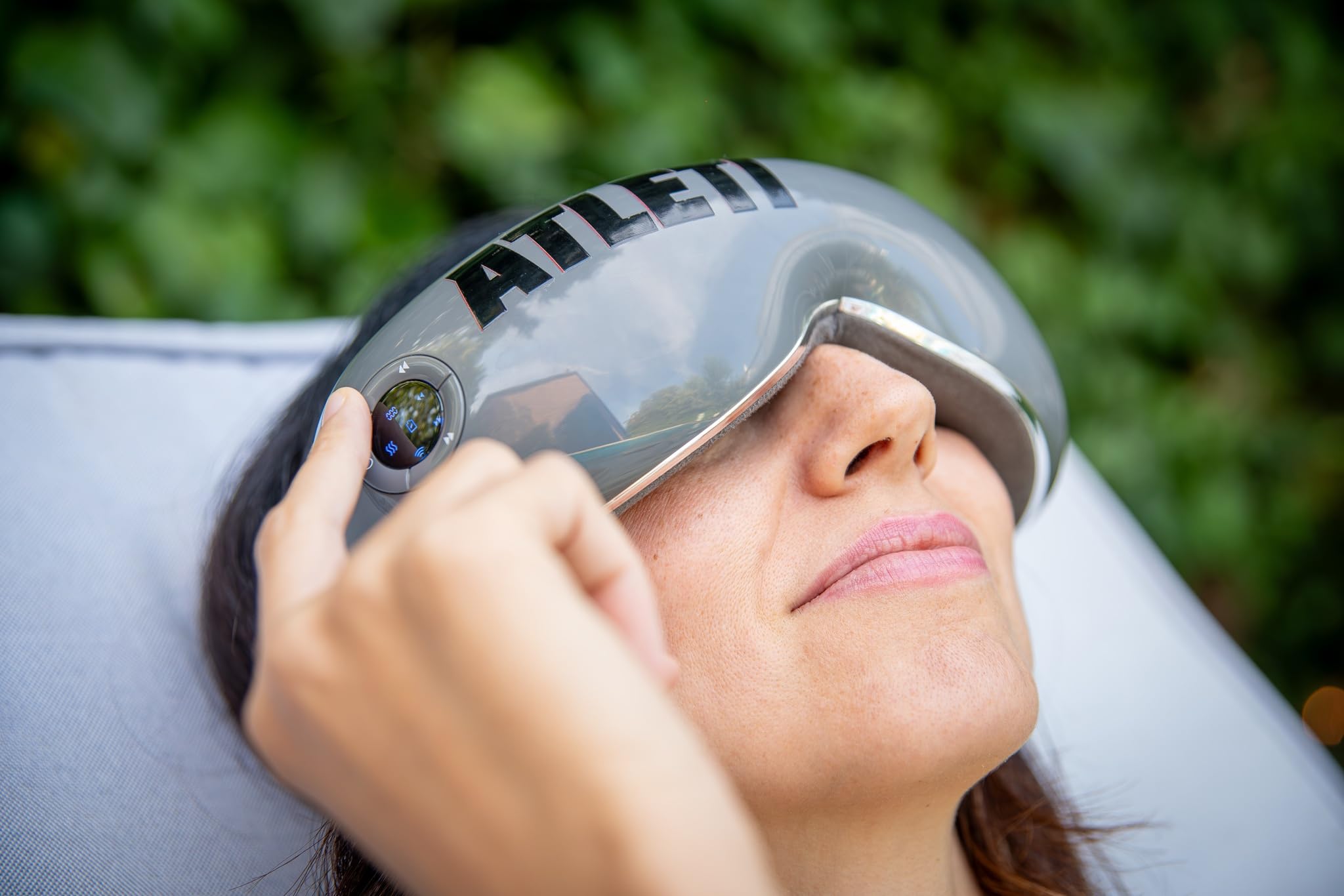ATLETICO MADRID® | VISION Gafas de masaje oficiales del ATLETICO MADRID I Masajeador de ojos y cara plegable con vibromasaje I Presoterapia I Calor I Altavoces integrados