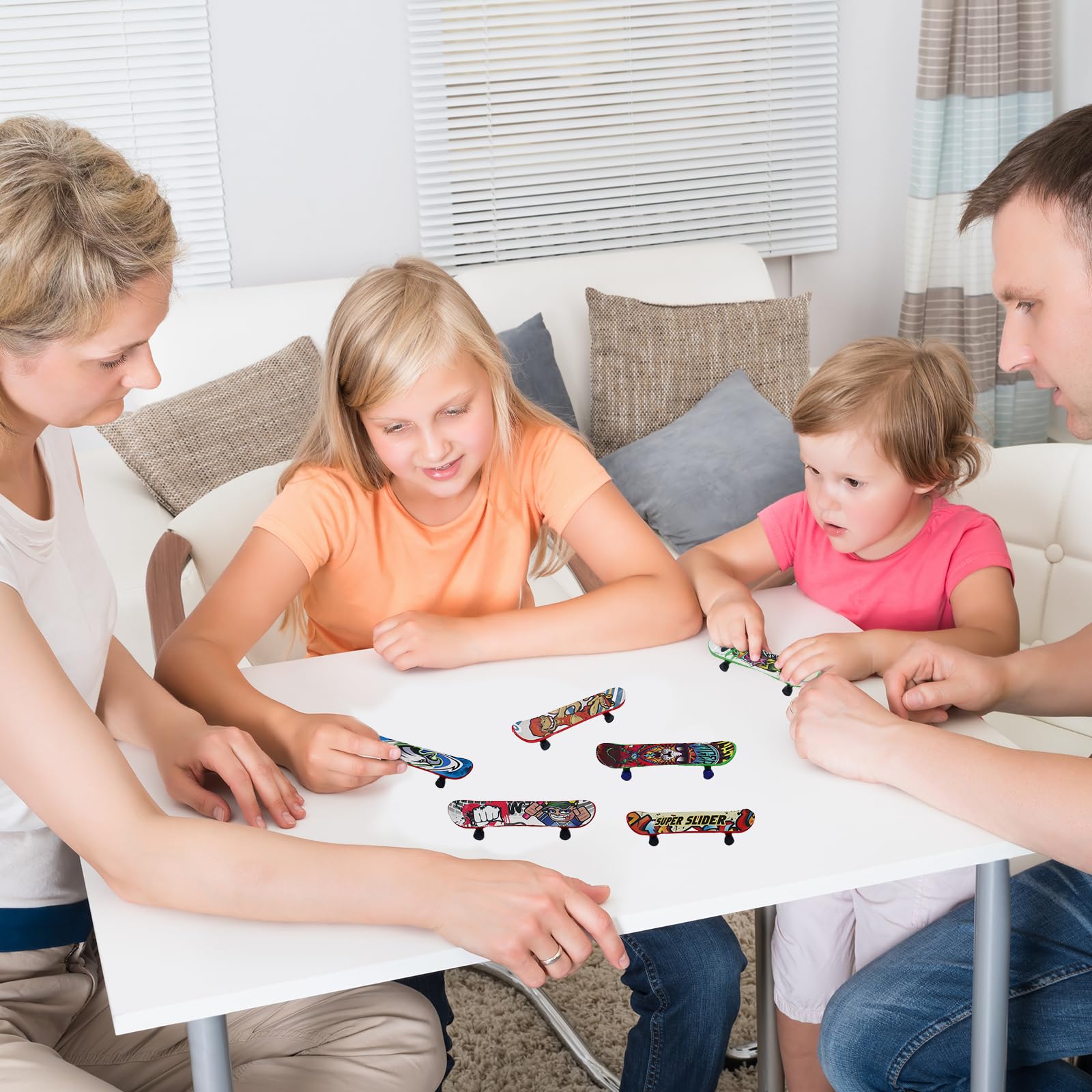 OMJMYY 30 sztuk Mini deskorolka na palec, Zabawka na palce, Profesjonalna deskorolka na palce, Zestaw kreskówkowych deskorolek na palce dla dzieci na urodziny, Kreatywne prezenty dla gości