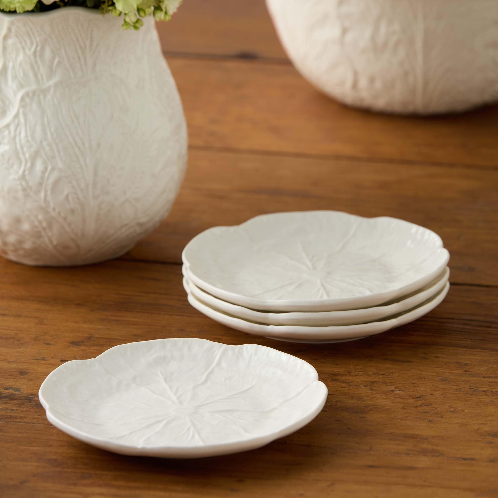 Lot de 4 assiettes à salade/dessert 3D en grès ivoire sculpté de 22,9 cm – Vaisselle ancienne pour dîner et divertissement frais et inspirés de la nature au quotidien et saisonnier