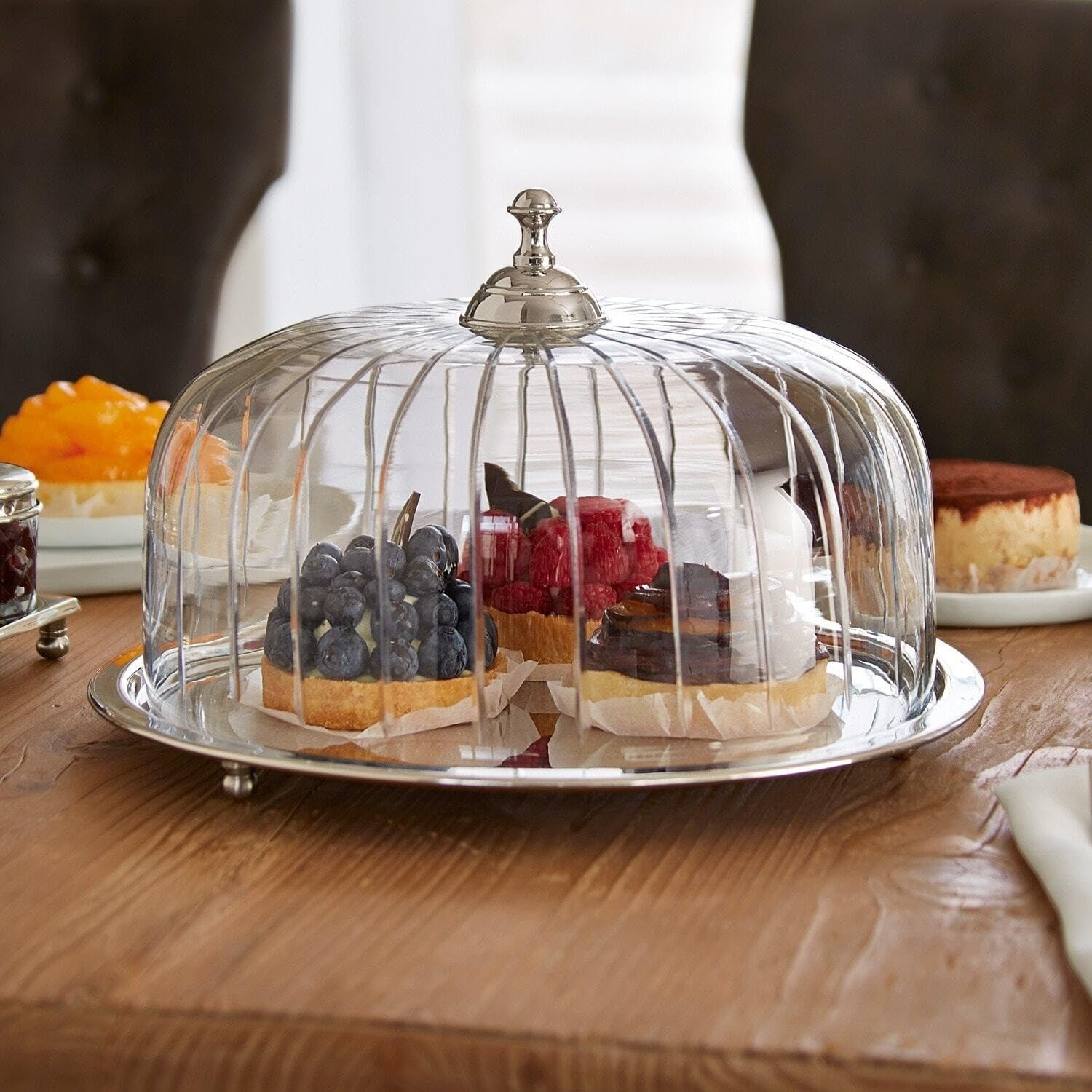 Loberon Kuchenglocke Allaire - klar/silber | Tortenplatte Mit Fuß & Glasglocke Für Kuchen & Torte - Backzubehör Aus Glas & Edelstahl - ø 28,5 cm