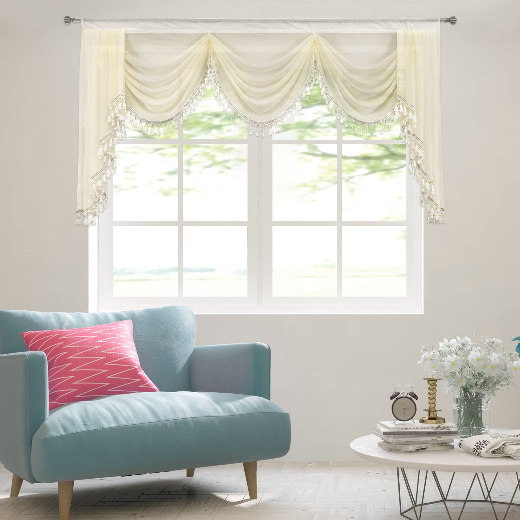 Cenefa de cortina de cascada blanca con borlas para decorar el dormitorio principal