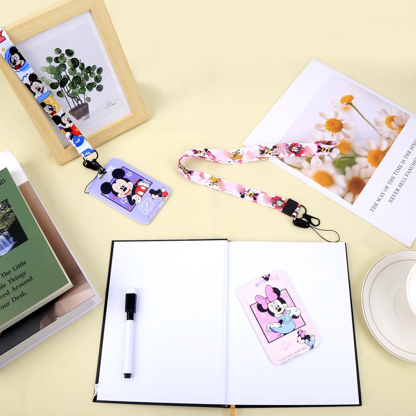 Porta Tarjetas Identificativas, 2 Piezas Funda Tarjeta Identificación Portatarjetas Colgante Card Holder Tarjetero Colgante Plastico Diseño de Dibujos Animados Adultos Niños