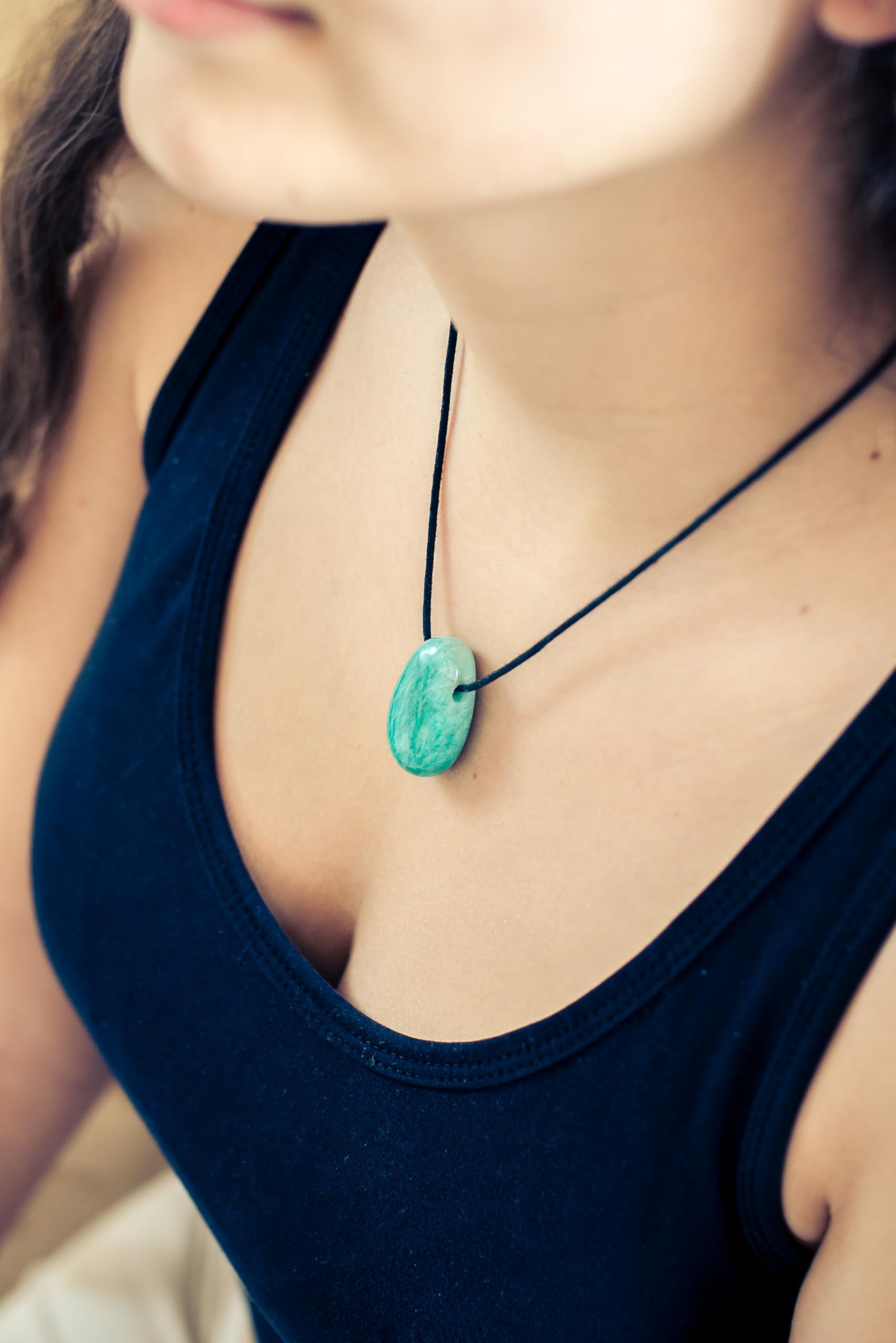 Lebensquelle Plus Colgante de piedra natural en forma de gota con cordón de algodón y tarjeta de piedras