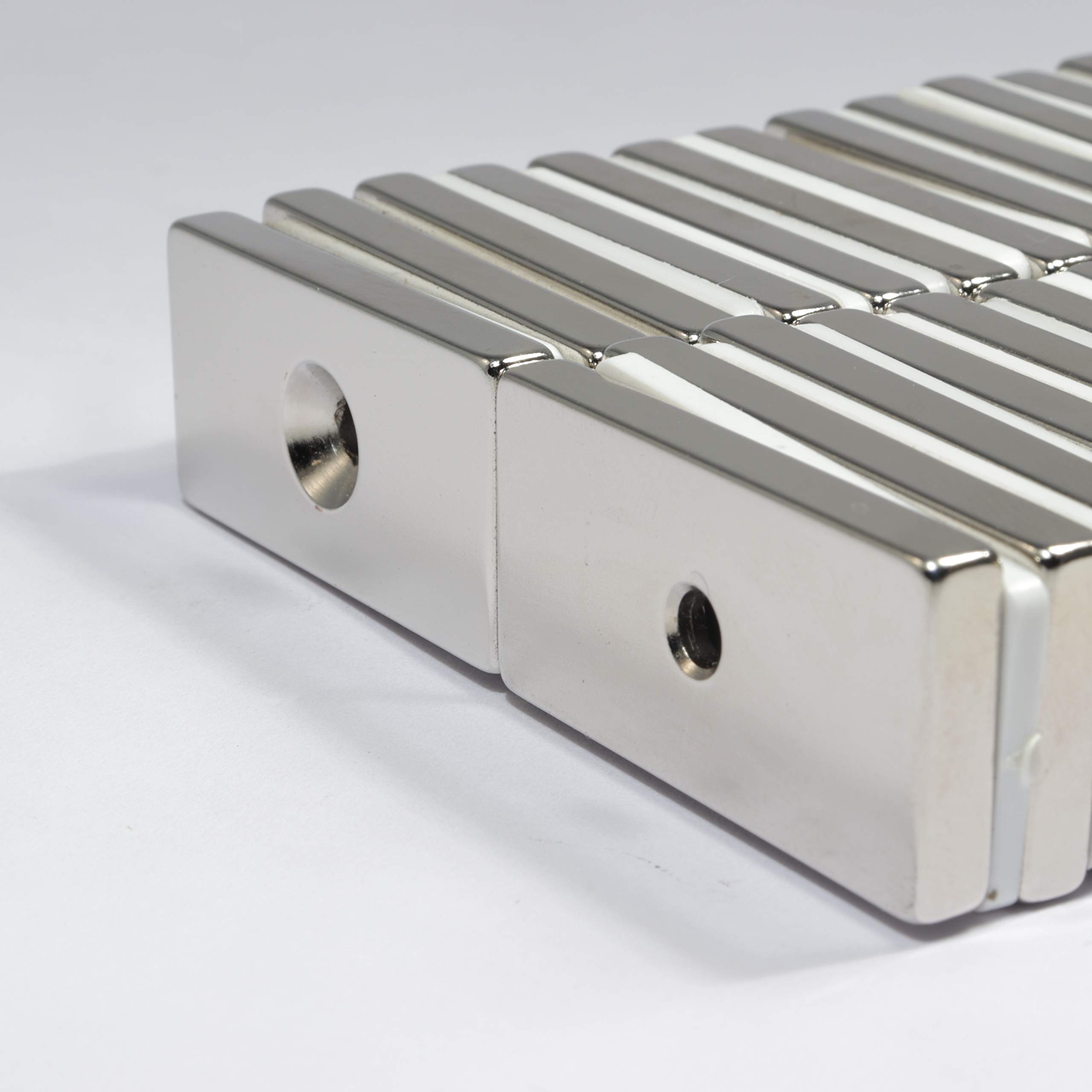 Neodym-Magnet 40x20x5 Mm Mit 2 Senkbohrungen Für M4 – 13 Kg Zugkraft, NiCuNi-Beschichtung, 5 Stück