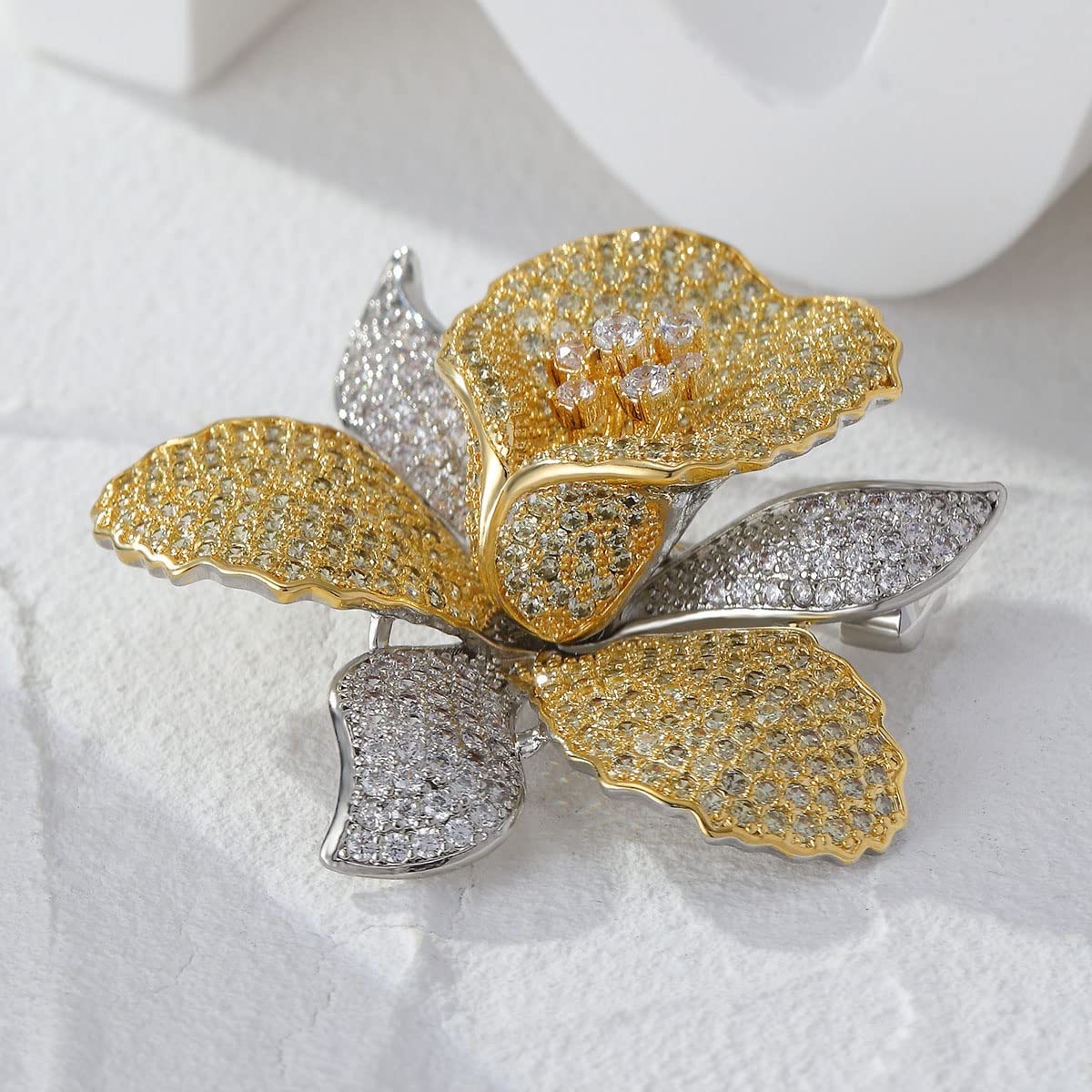 Spilla A Quadrifoglio Con Strass | Verde, Dimensioni 4x3,5 Cm | Lega E Cristalli | Per Giacche, Sciarpe, Cappelli