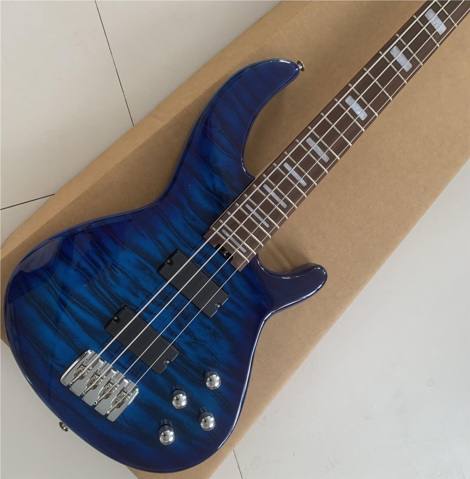 E-Gitarren-Starter-Set, 4-saitig, Massivholz, E-Bass mit transparentem, blauem Wasserwellen-Ahornhals