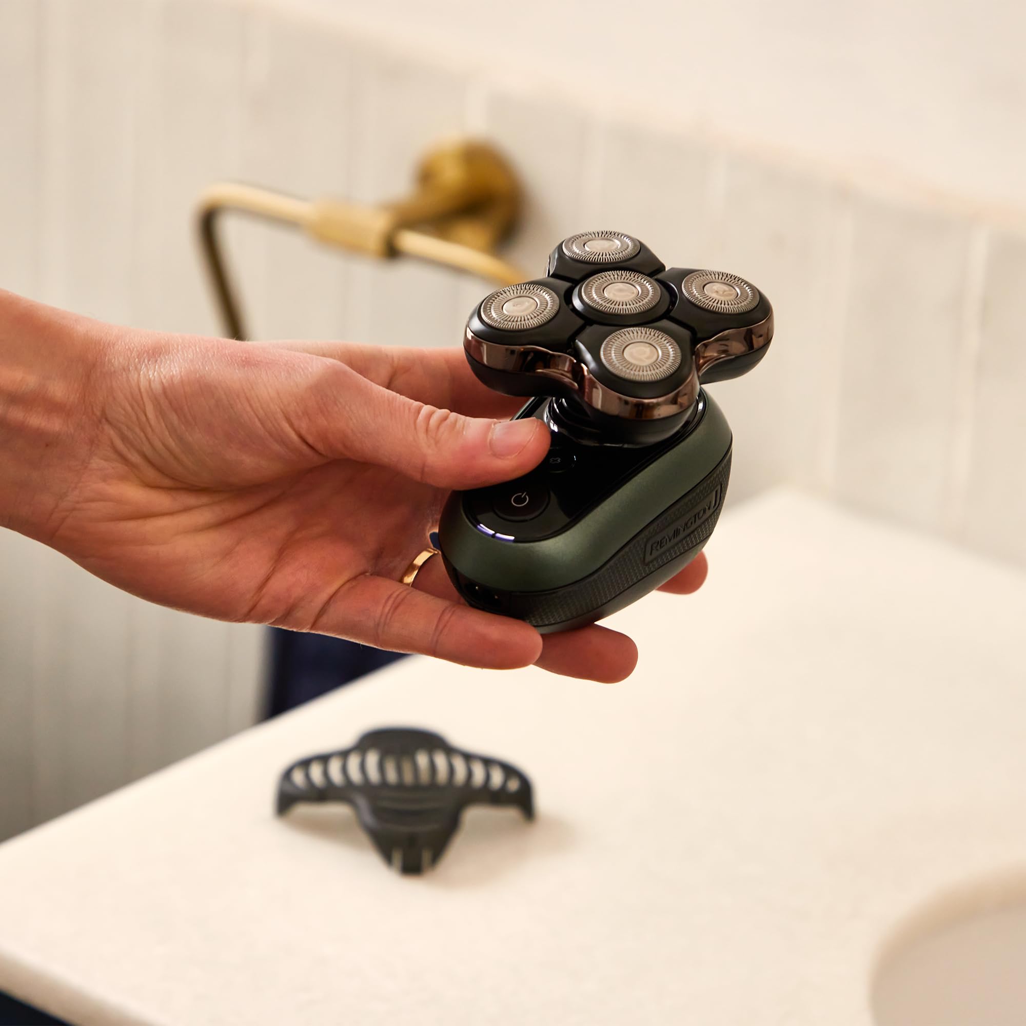 Remington Rasoir électrique [Spécial Tête rasée/chauve Fonction Turbo] RX7 Ultimate (Ultra Rapide, 5 têtes Flexibles, Résultat Précis, Tondeuse rétractable,Wet&Dry, Sans Fil 60min, Charge USB) XR1600