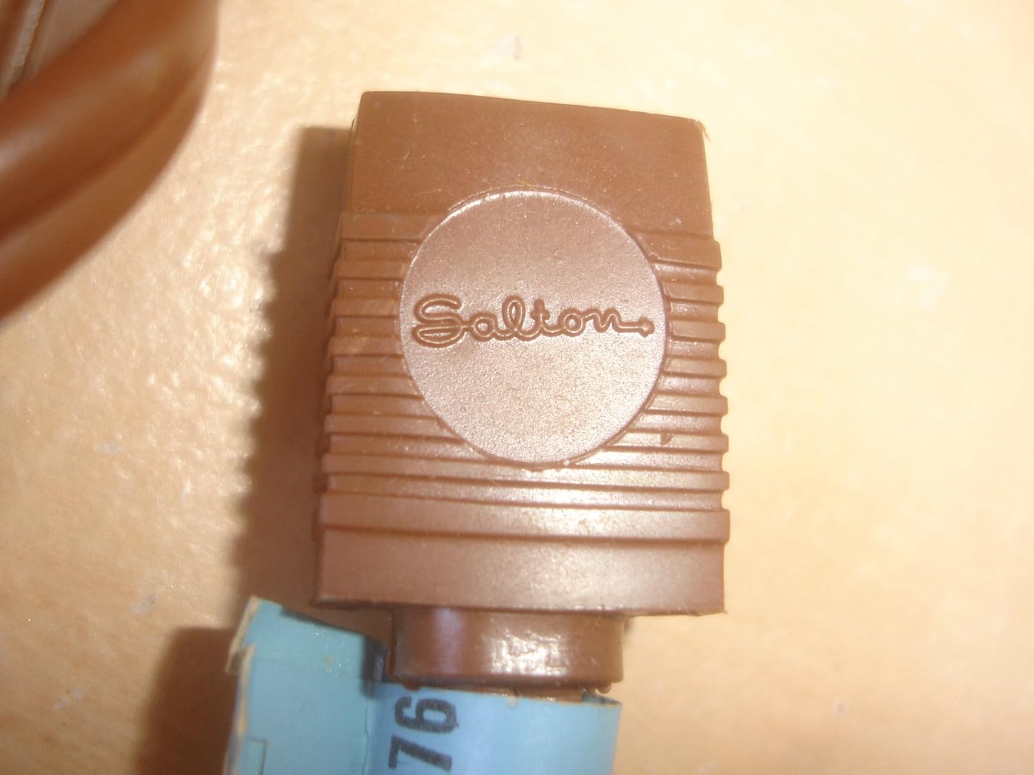Close-up of the female connector end of the power cord, showing the Salton brand logo embossed on the plastic.
