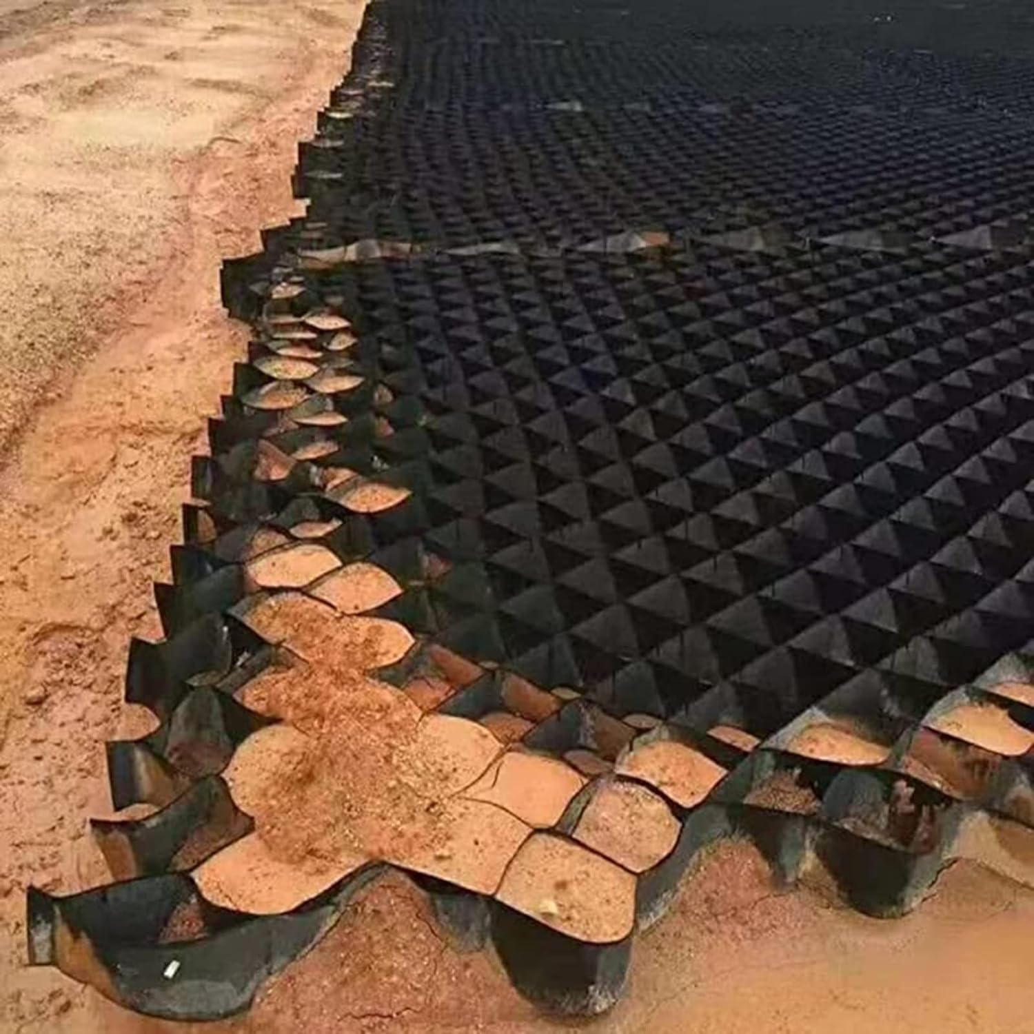 Grille de sol extensible anti-ornière pour aménagement allée gravier