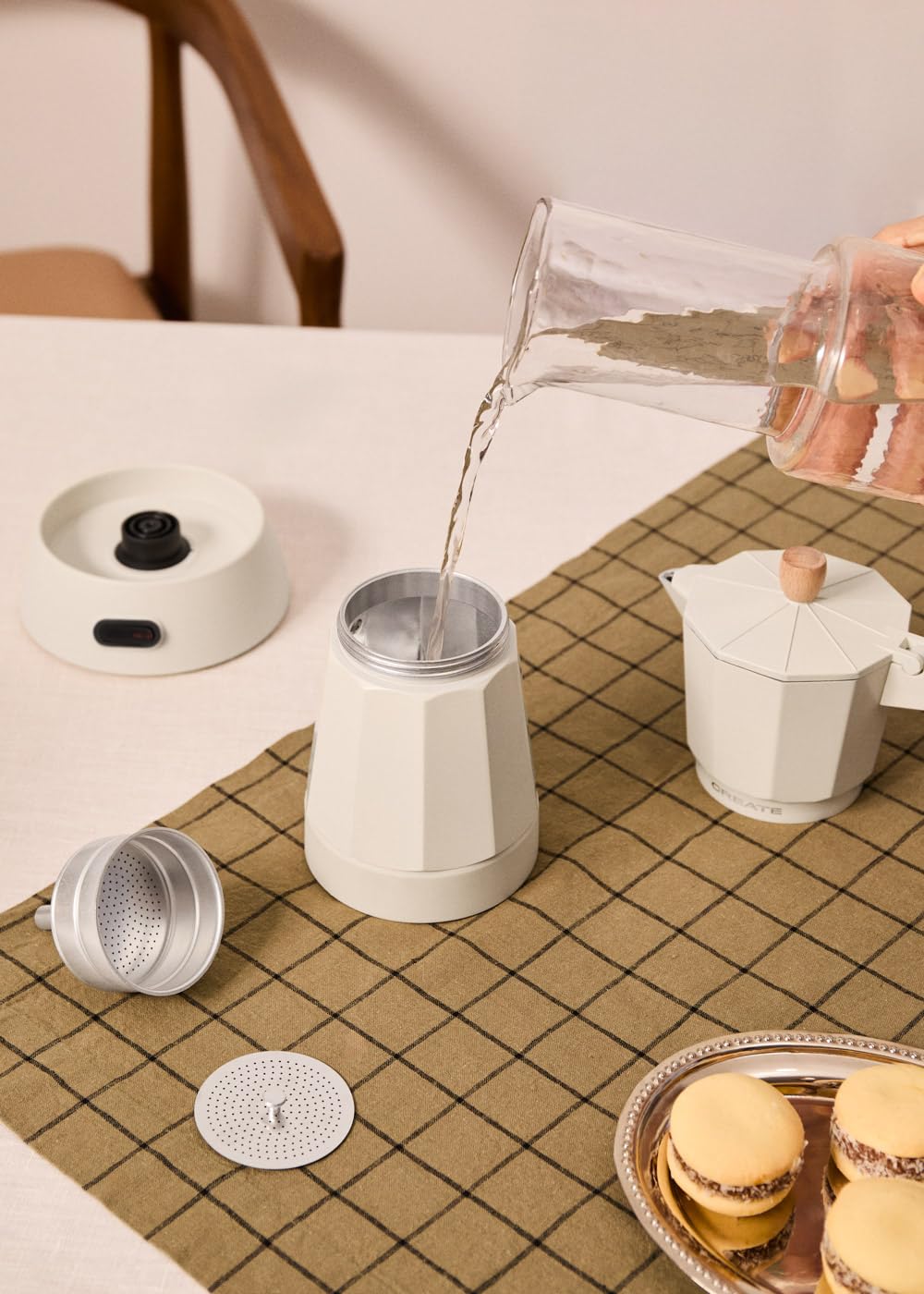 Cafetera italiana eléctrica 300 ml 6 tazas 480W blanco roto función mantener caliente base 360º libre de BPA