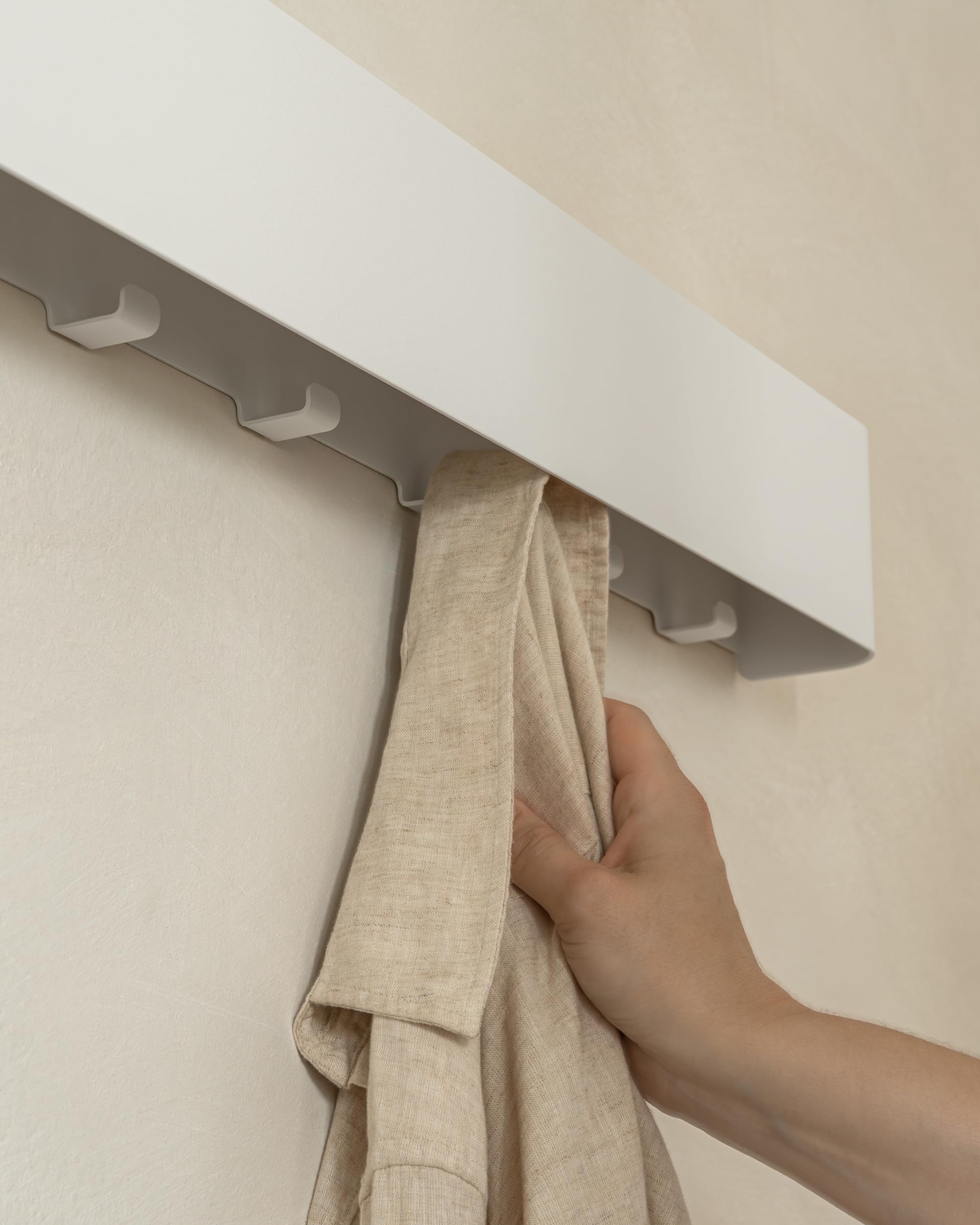 Kazai. Percheros de pared originales 'Tone' | Panel moderno con colgadores de ropa ocultos y estante | Percheros para entrada minimalista en metal | Perchero de montaje en pared | Blanco