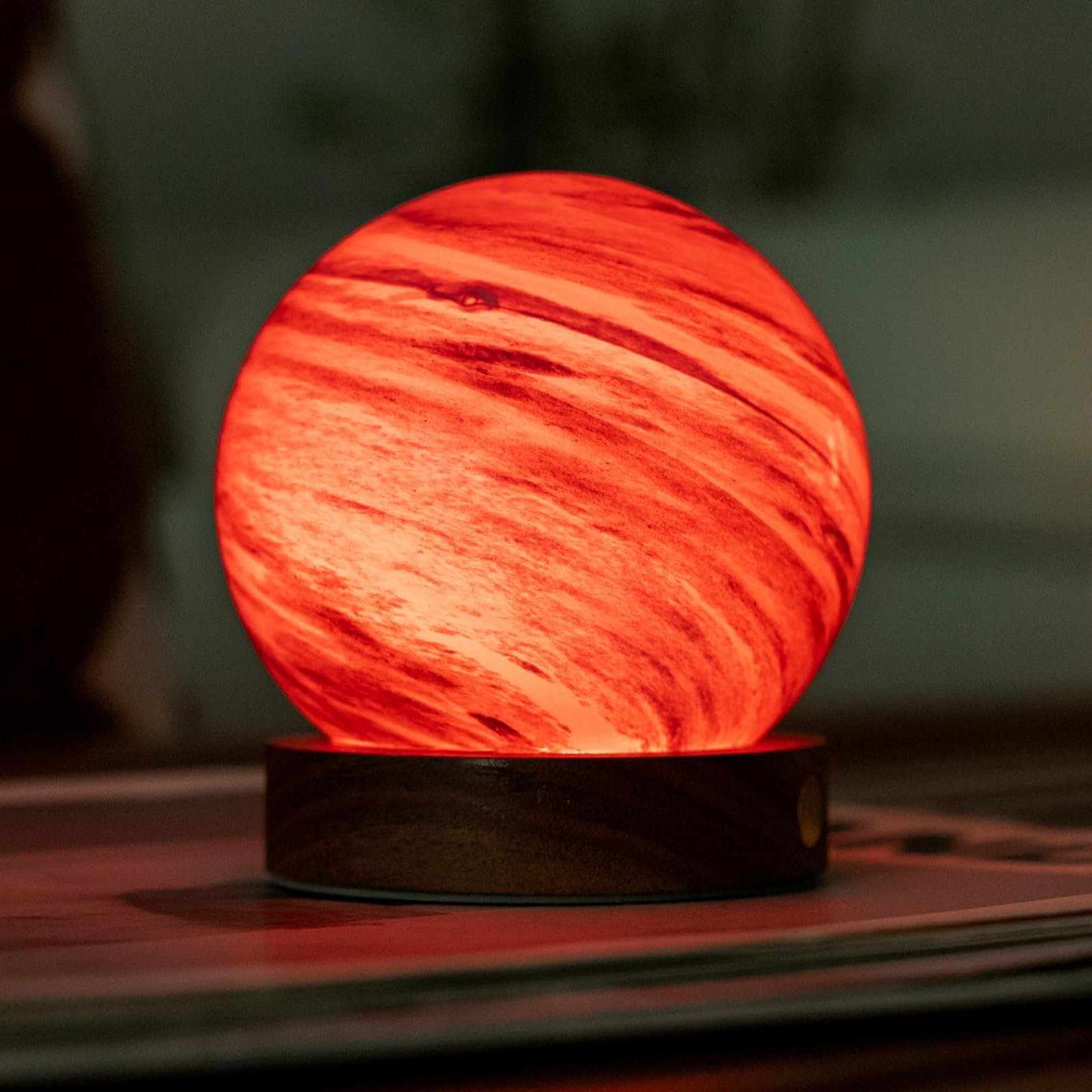 Gingko AstraGlass Lampe Mini Polarwolke Walnussholz und Glas RGB LED Licht Dekoration Beleuchtung Wohnzimmer Art Deco Stil Smart Touch Batteriebetrieben