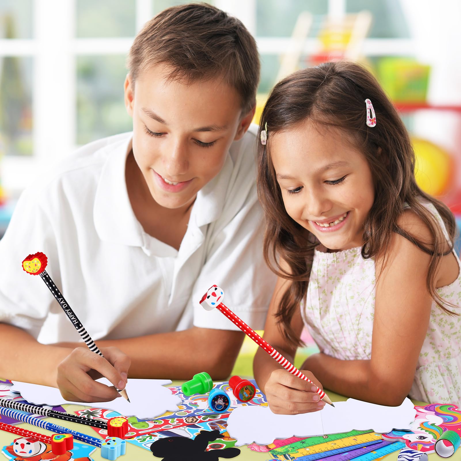 BenLouis Set di bomboniere per bambini da 240 pezzi, con stampini, matite, adesivi, cancelleria scolastica, per bambini dai 4 agli 8 ai 12 anni in classe, per compleanni, caramelle, pignatta
