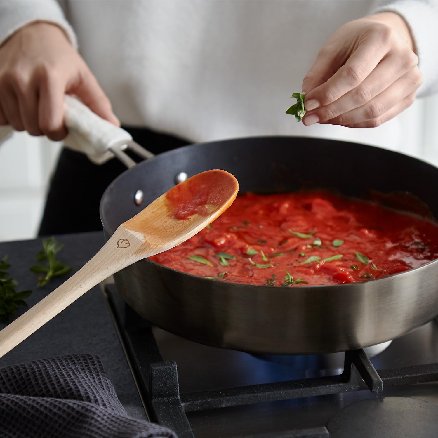 SPRINGLANE Set di Utensili da Cucina in Legno di Faggio, 100% Antibatterico e Insapore, 6 Pezzi: 2 Cucchiai da cucina diversi, Contenitore per Utensili da Cucina di Cemento, Paletta, Servispaghetti