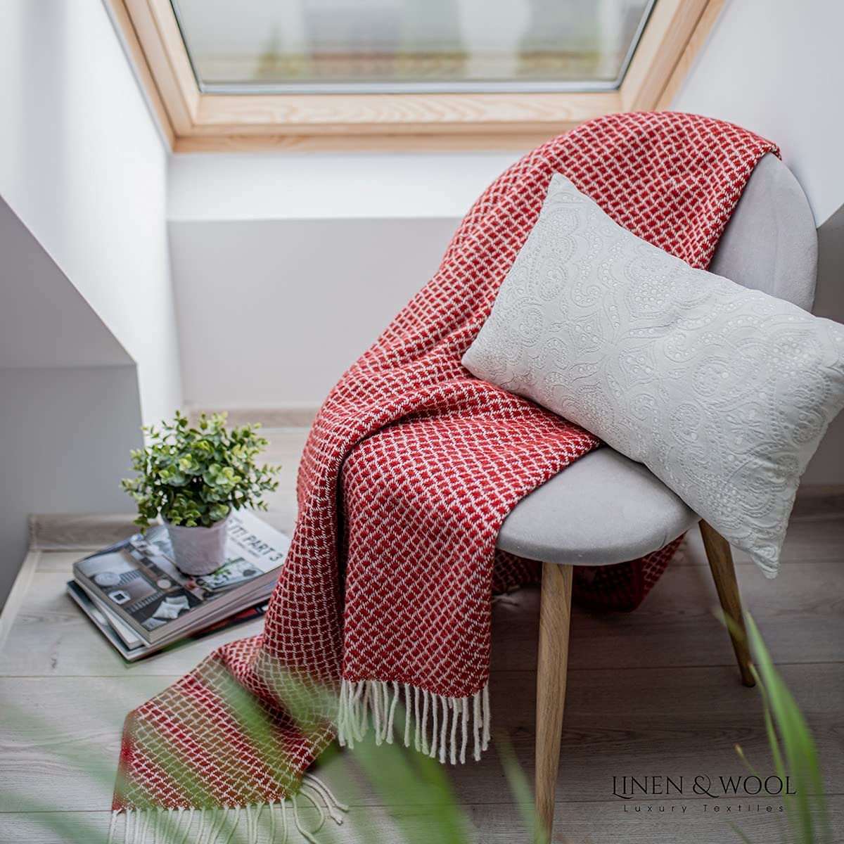 Linen & Cotton Suave y Cálida Manta de Lana Sofia con Flecos - 100% Pura Lana de Nueva Zelanda, Rojo (130 x 170 cm) Plaid Manta de Tiro para Sofa Cama Dormitorio Sala de Estar Adultos Mujeres Hombres