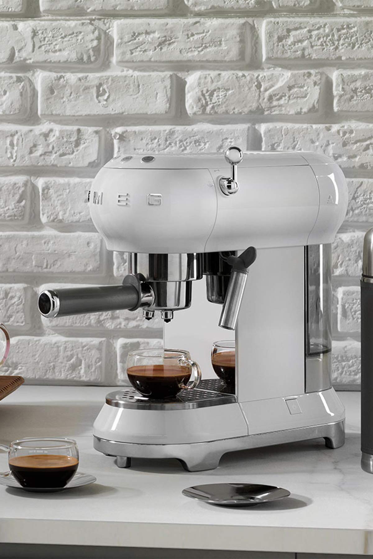 Smeg ECF01WHEU Manual Espresso Maschine, 1350W, 1 l Wassertank, Weiß