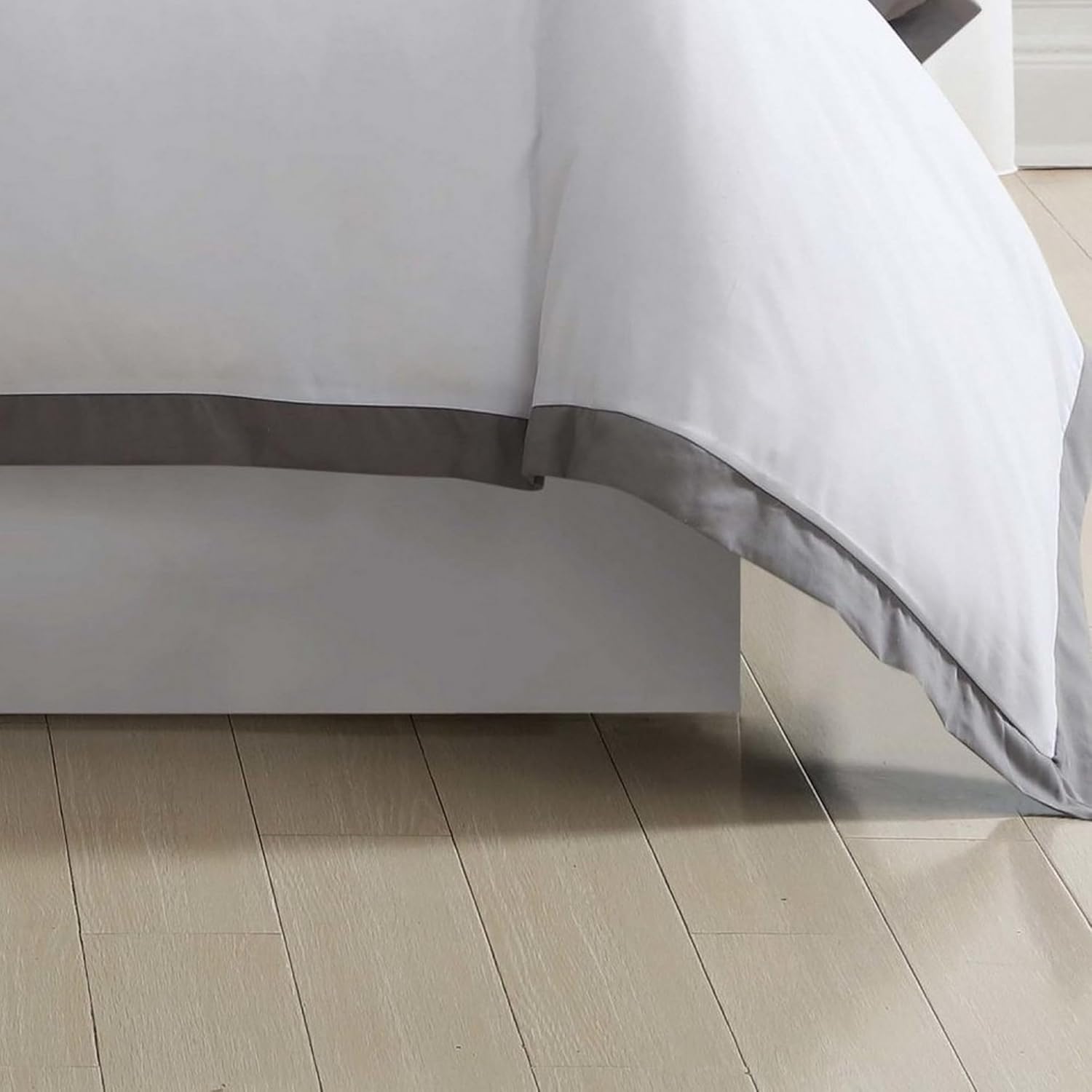 White and Gray Full/Queen Modern Duvet Cover Set with Decorative Pillows