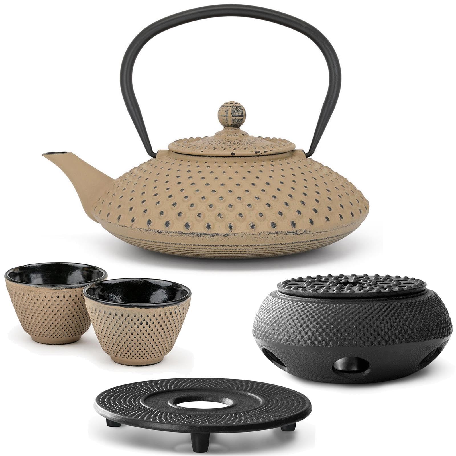 Bredemeijer Teekanne Set Gusseisen 1.25 Liter - flache Asia Gusskanne Induktion sandfarben mit 2 Teebecher (Tassen) Untersetzer & Stövchen & Teefilter-Sieb-Einsatz