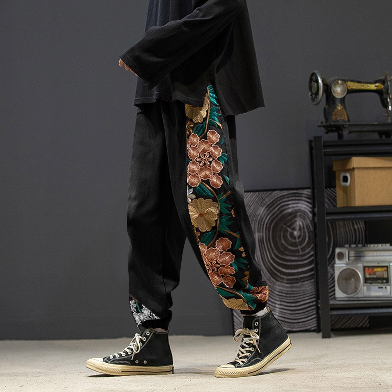 Herren-Trainingshose mit Kordelzug an der Taille, Workout-Hose für Herren, lockere Passform, konisches Bein, Freizeithose mit Blumenstickerei, Streetwear, elastische Taille, Fitnesshose für Skateboard