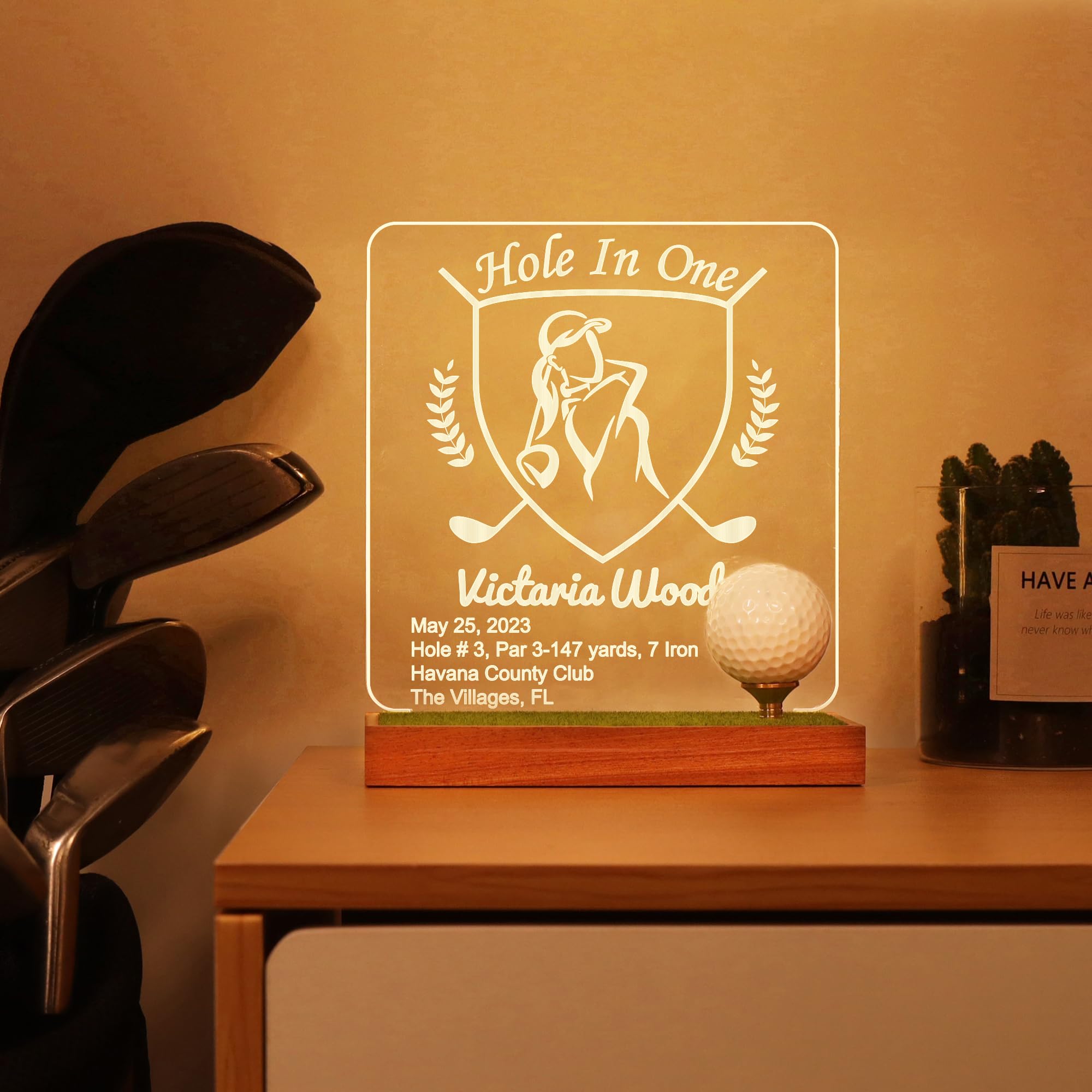 CoolGift Mart Customized Hole in one Golf Ball Display, Personalisierte Light Up Golfball Halter für die Anzeige und Lagerung, hölzerne Zubehör mit warmen weißen Farbe leuchtet