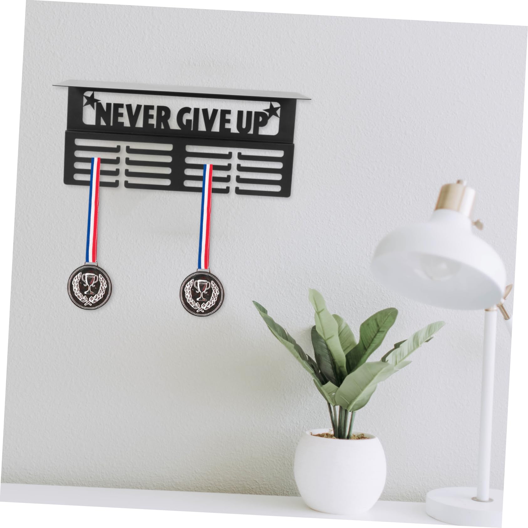 POPETPOP Expositor de Medallas Estante y Ganchos, Soporte Medallas Deportivas para Pared, Hierro Negro, Diseño Duradero y Ahorro de Espacio para Hogar