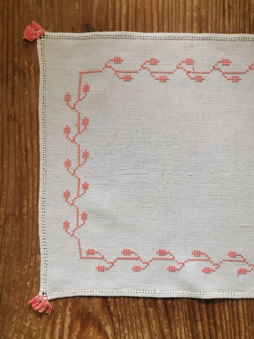 アンティーク フレンチリネン 珊瑚色の花/リーフ刺繍 フリンジ付きランナーセット アンティーク フレンチリネン？ 珊瑚色の花/リーフ刺繍 フリンジ