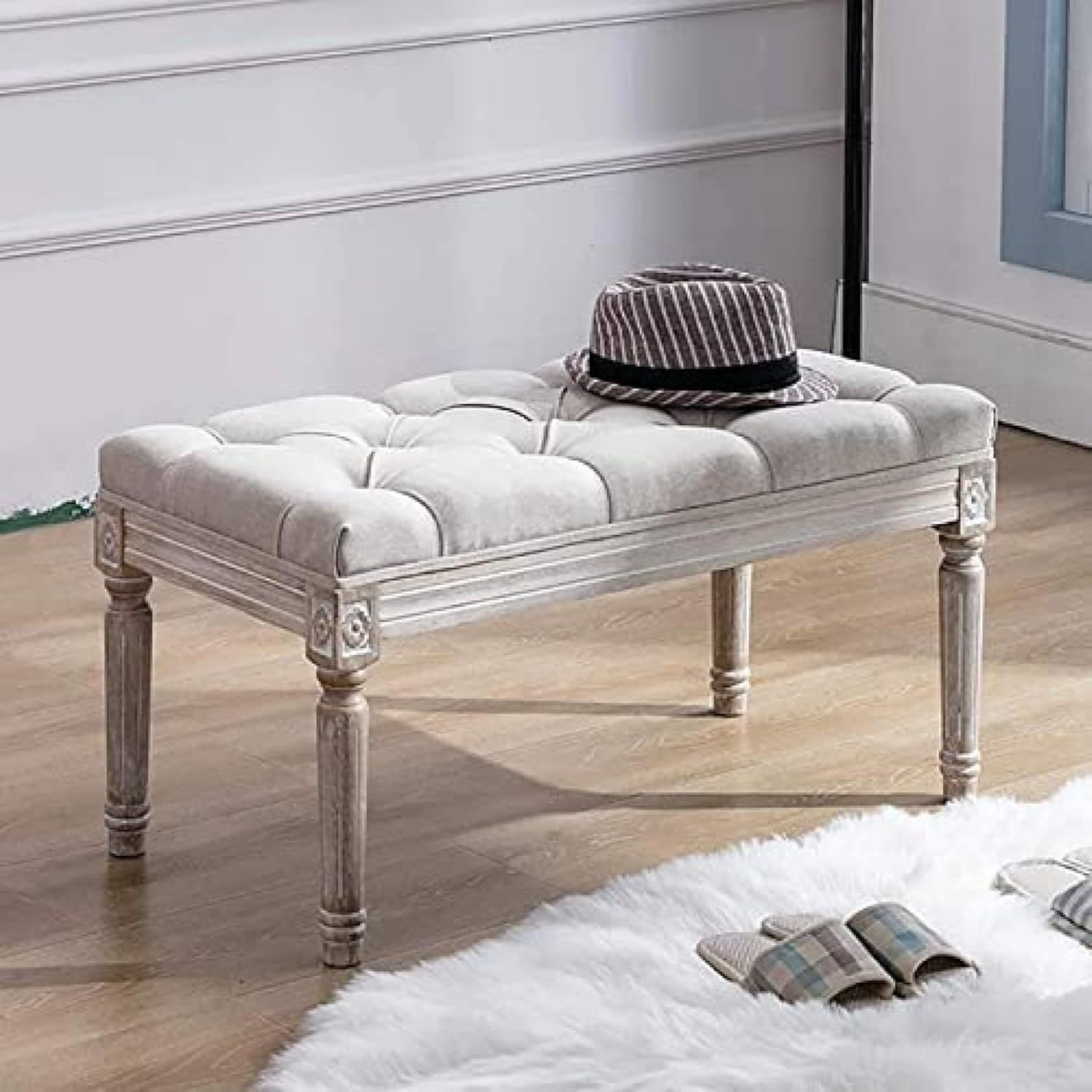 Banc bout de lit avec rangement pour optimiser les petits espaces