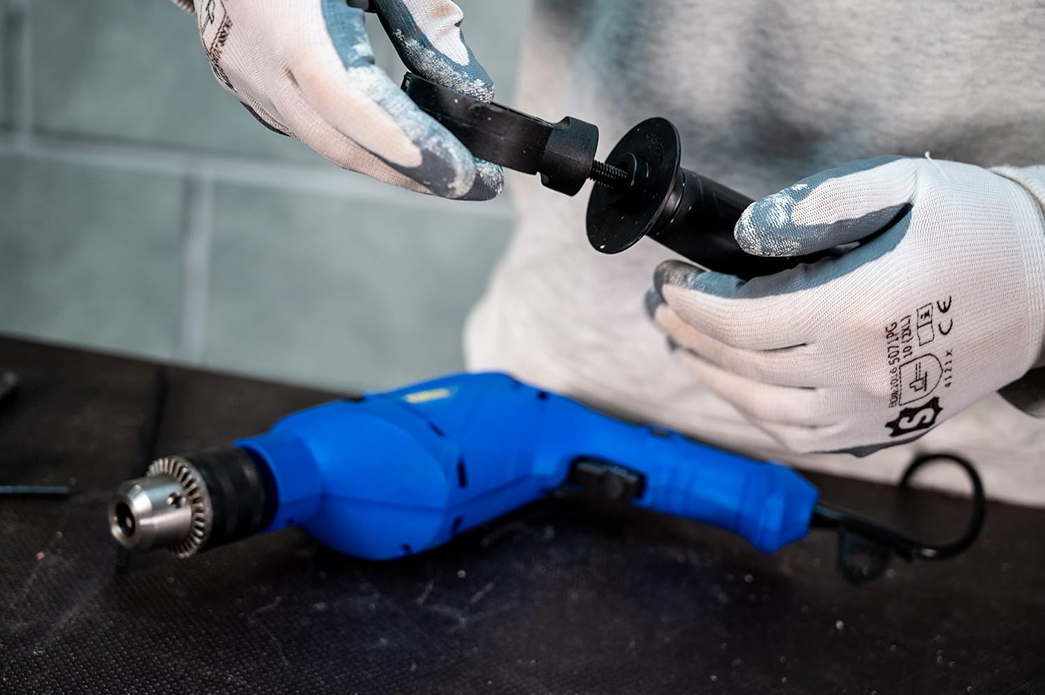 Attaching auxiliary handle