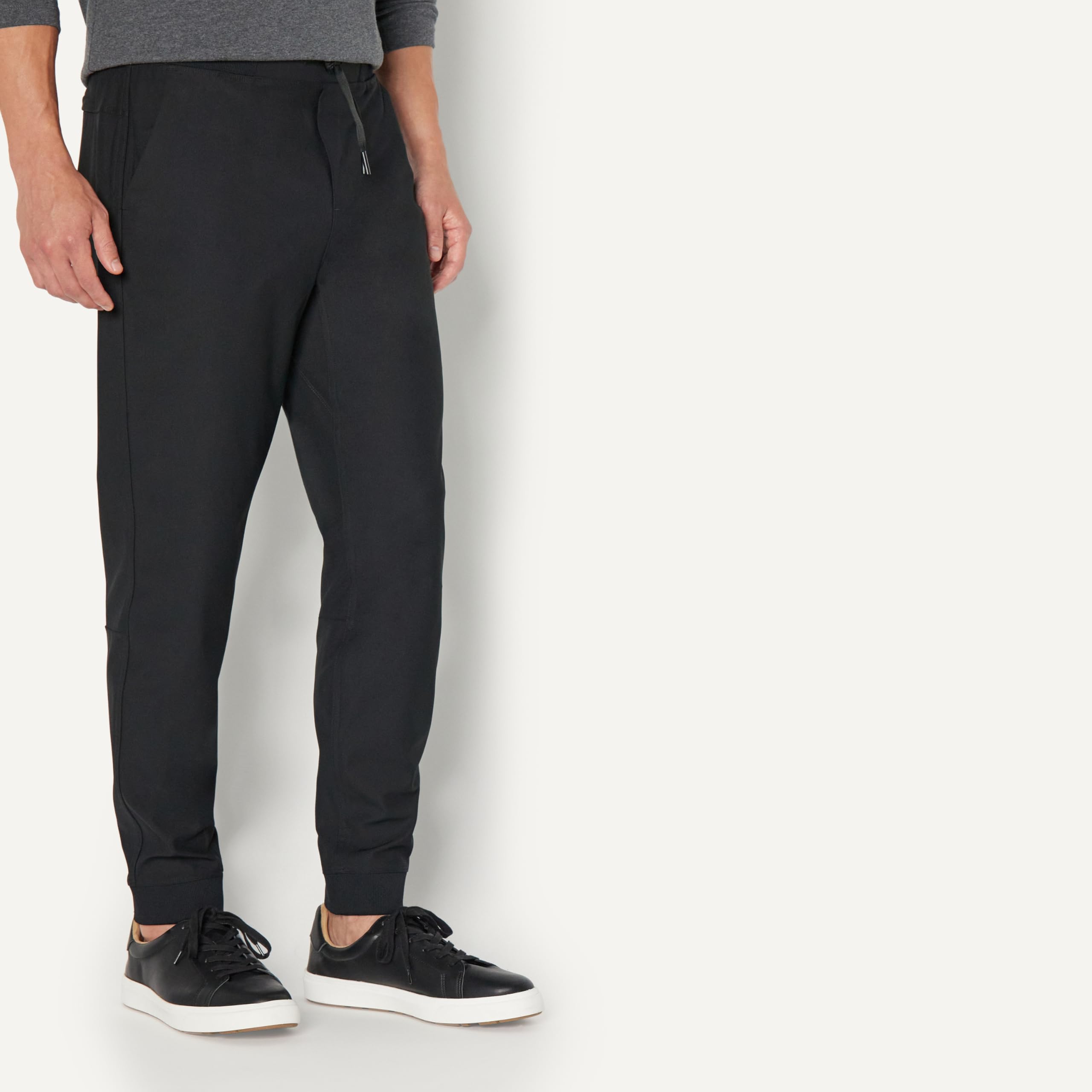Amazon Essentials Herren Elegante Slim-Fit-Jogginghose mit Stretchanteil für die Reise