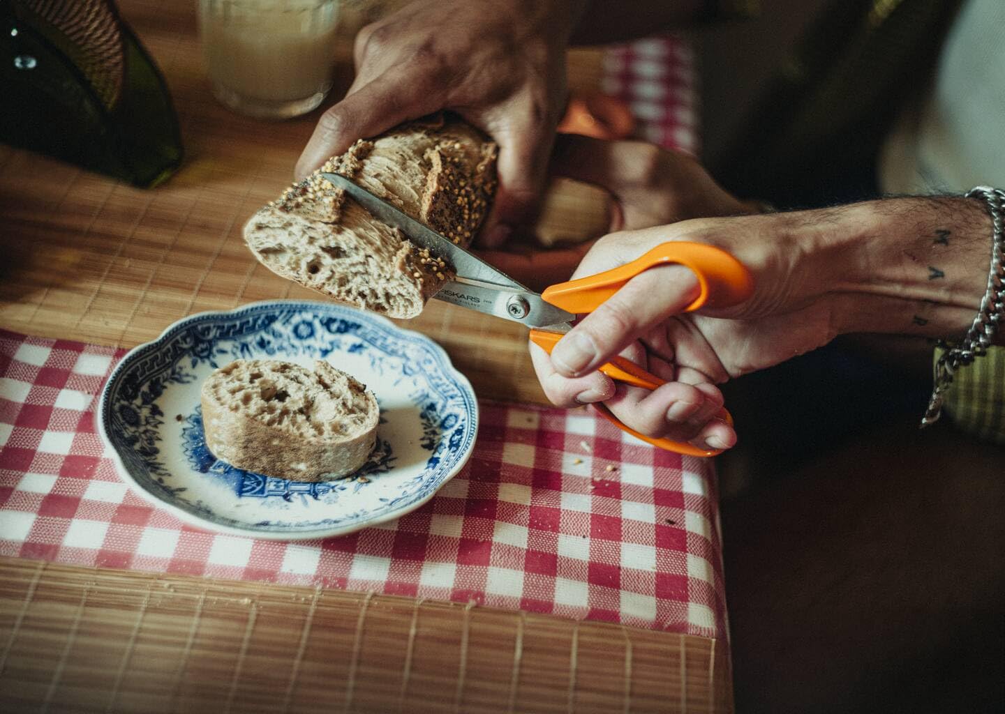 Fiskars Classic, Forbici da Cucina Universali, Per Destrimani, Lunghezza Totale: 21 cm, Vite Torx, Impugnatura Ergonomica, Imballaggio Sostenibile, Acciaio/Plastica di Qualità, Arancione, 1075031