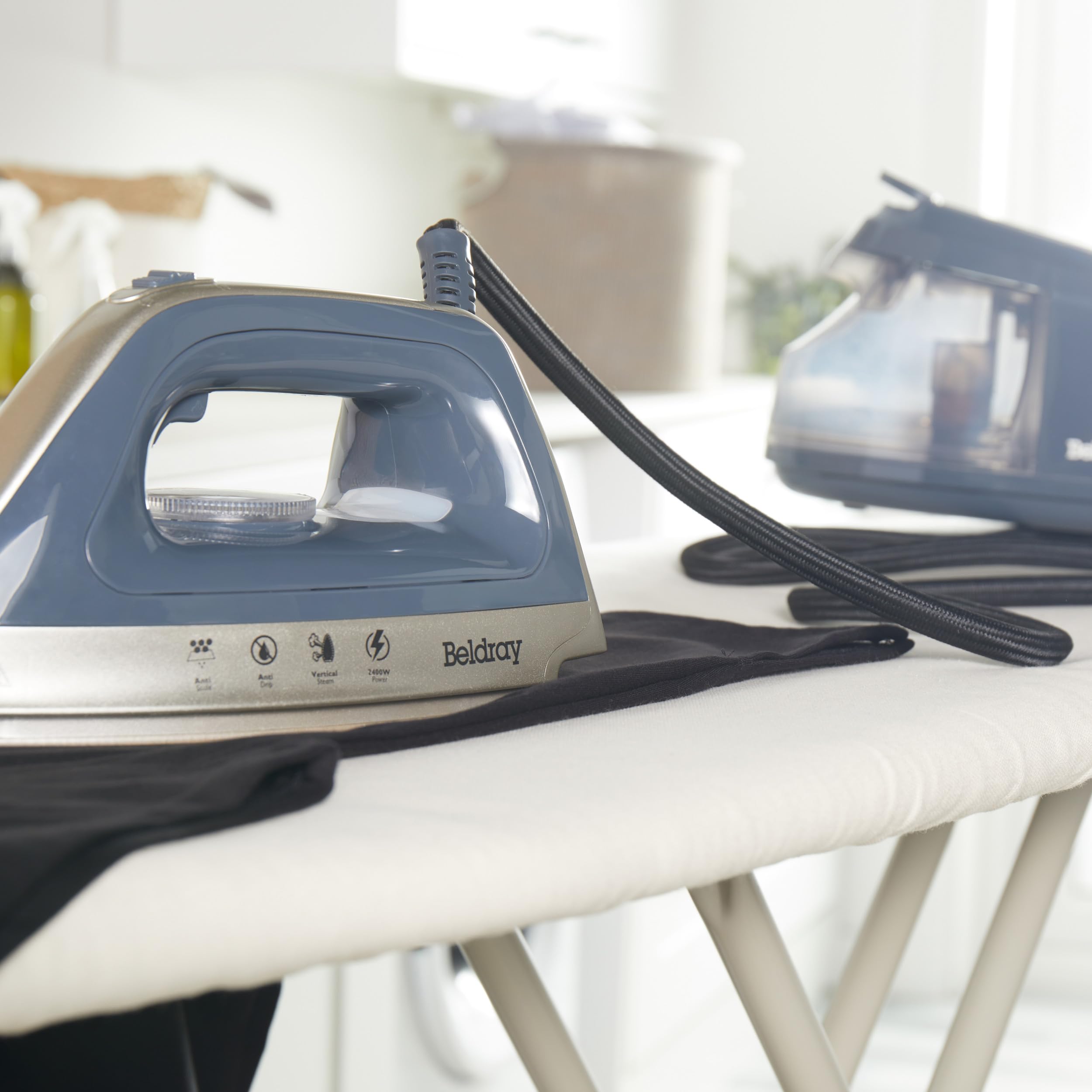 Beldray Plancha de Vapor Titanium Steam Surge Pro – Estación de Vapor con Tanque de Agua 1.2L, Plancha de Vapor con Suela Cerámica, Control de Temperatura Variable, Anti-Cal, 2400W