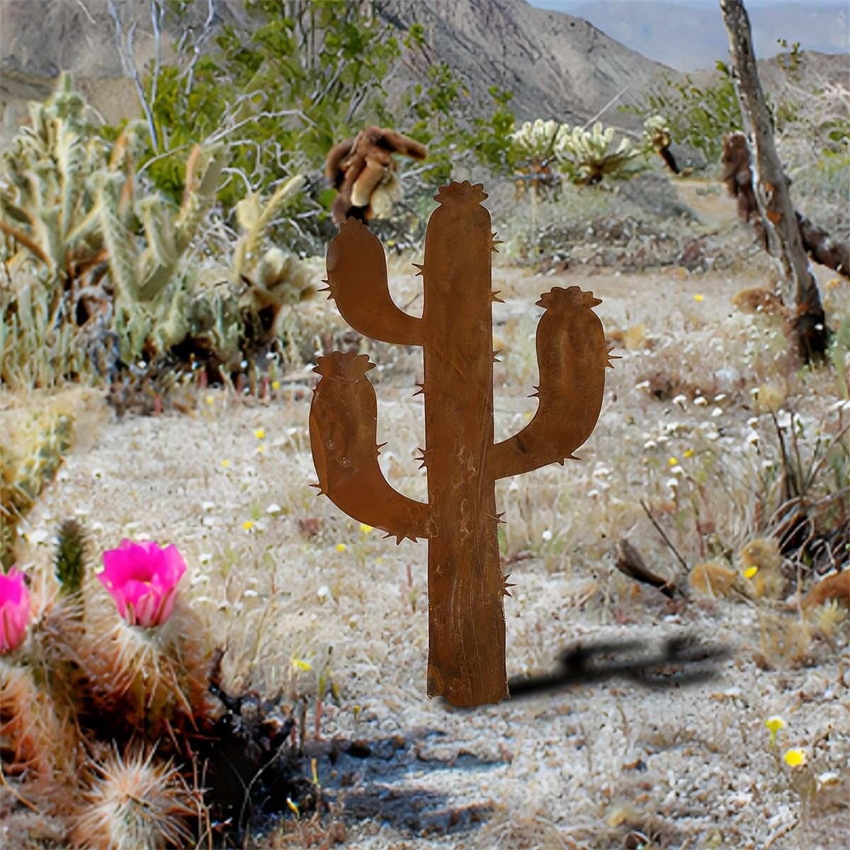 Tuteur décoratif de Jardin en métal rouillé, Cactus en Fer, Couleur Rouille, idéal pour la décoration et l'ornement.