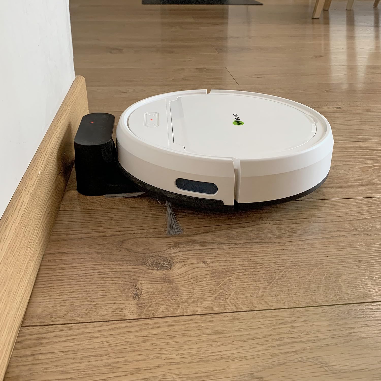 Wiizzee Robot Aspirador AR02, Delgado Silencioso WiFi Conectado con Tuya, 5 Modos de Limpieza, Autocarga, 90min Autonomía, Todos los Suelos Lisos, Sistema de Navegación Giroscópica