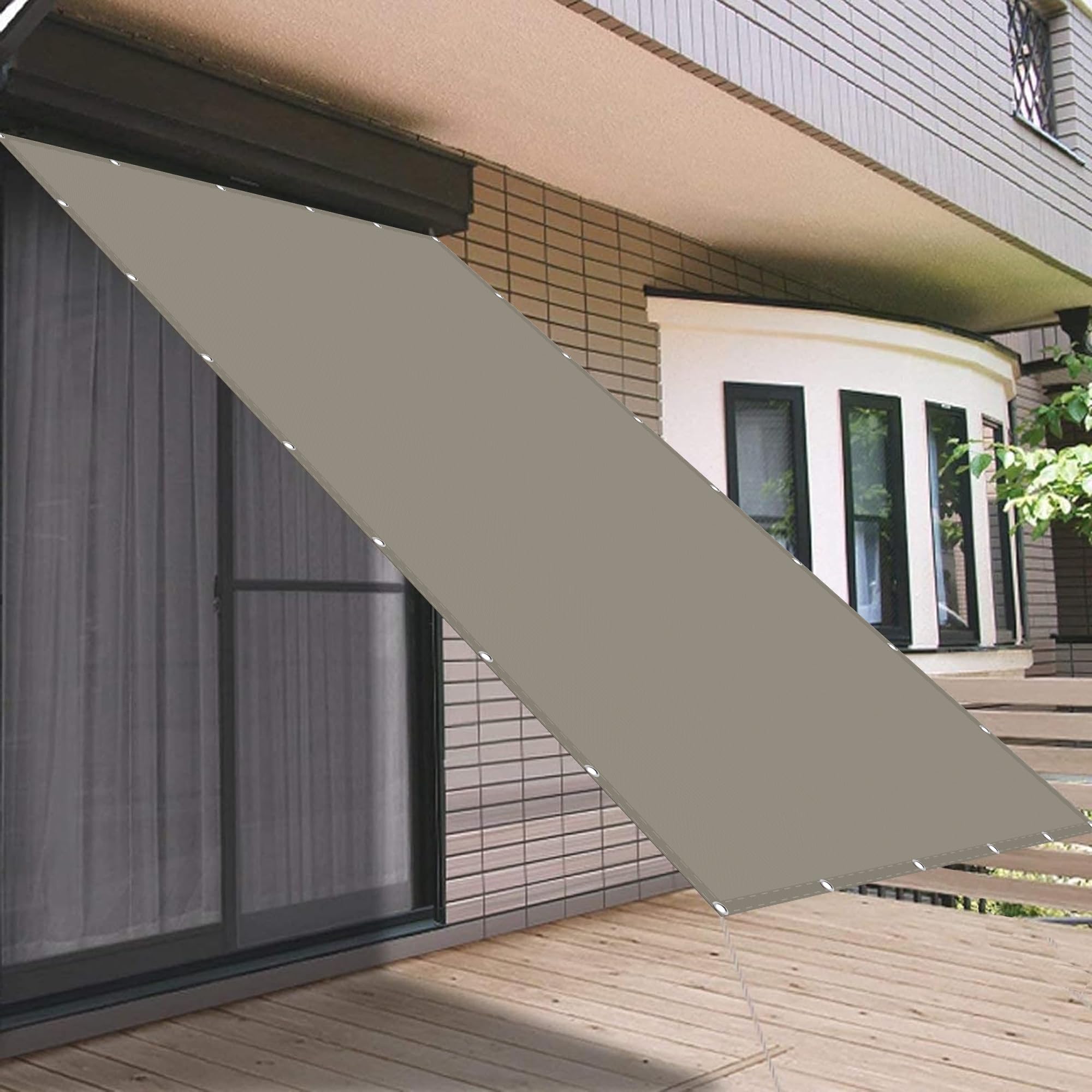 Voile d'ombrage taupe pour bloquer le soleil brûlant du jardin