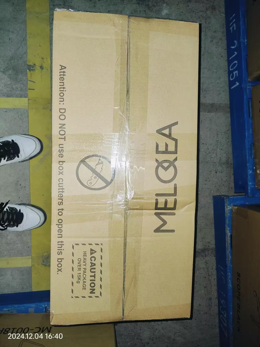 Top of the MELOKEA chair box with a warning not to use box cutters