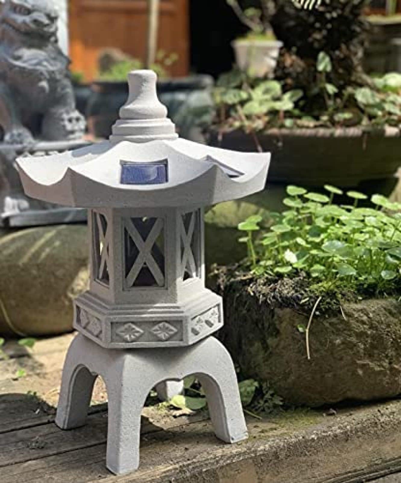 Statua da giardino con lanterna solare in resina per patio