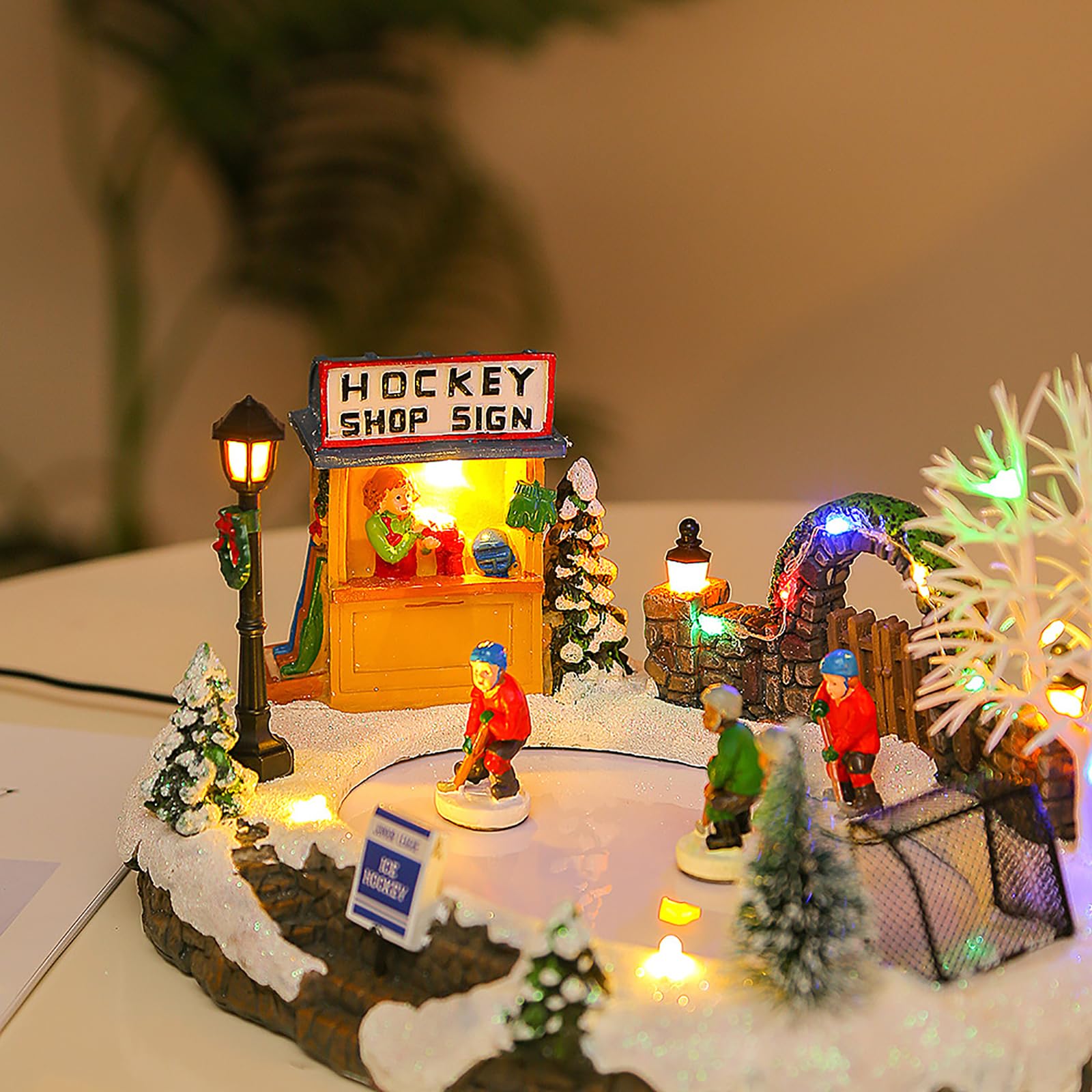Casa De Nieve con Iluminación Navideña, Pueblo De Nieve Navideño con Estanque De Patinaje Y 4 Patinadores En Movimiento, Música Navideña Clásica, para Decoraciones Navideñas, Exhibición