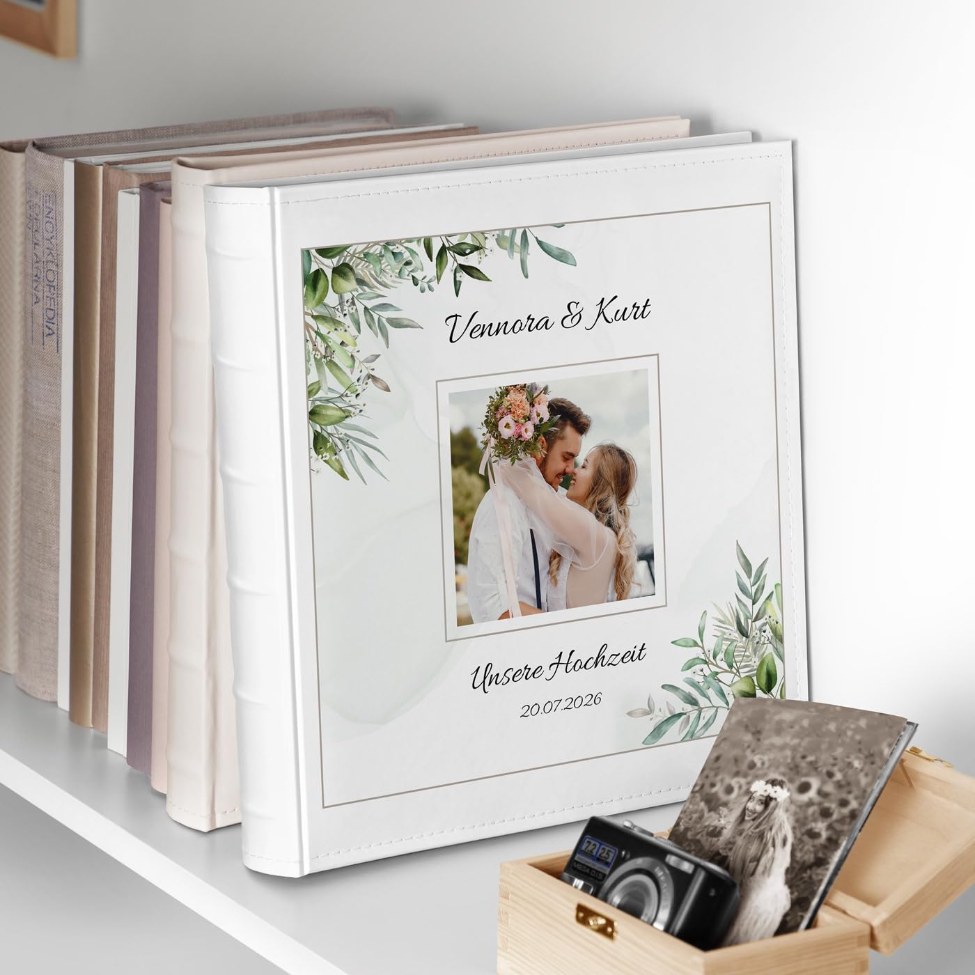 Maverton Einsteckalbum mit Aufdruck für 500 Fotos - Fotoalbum zum Einstecken 10x15 cm - 33x33cm - Weiß - personalisierte Geschenke zur Hochzeit - Hochzeitsgeschenk für Brautpaar