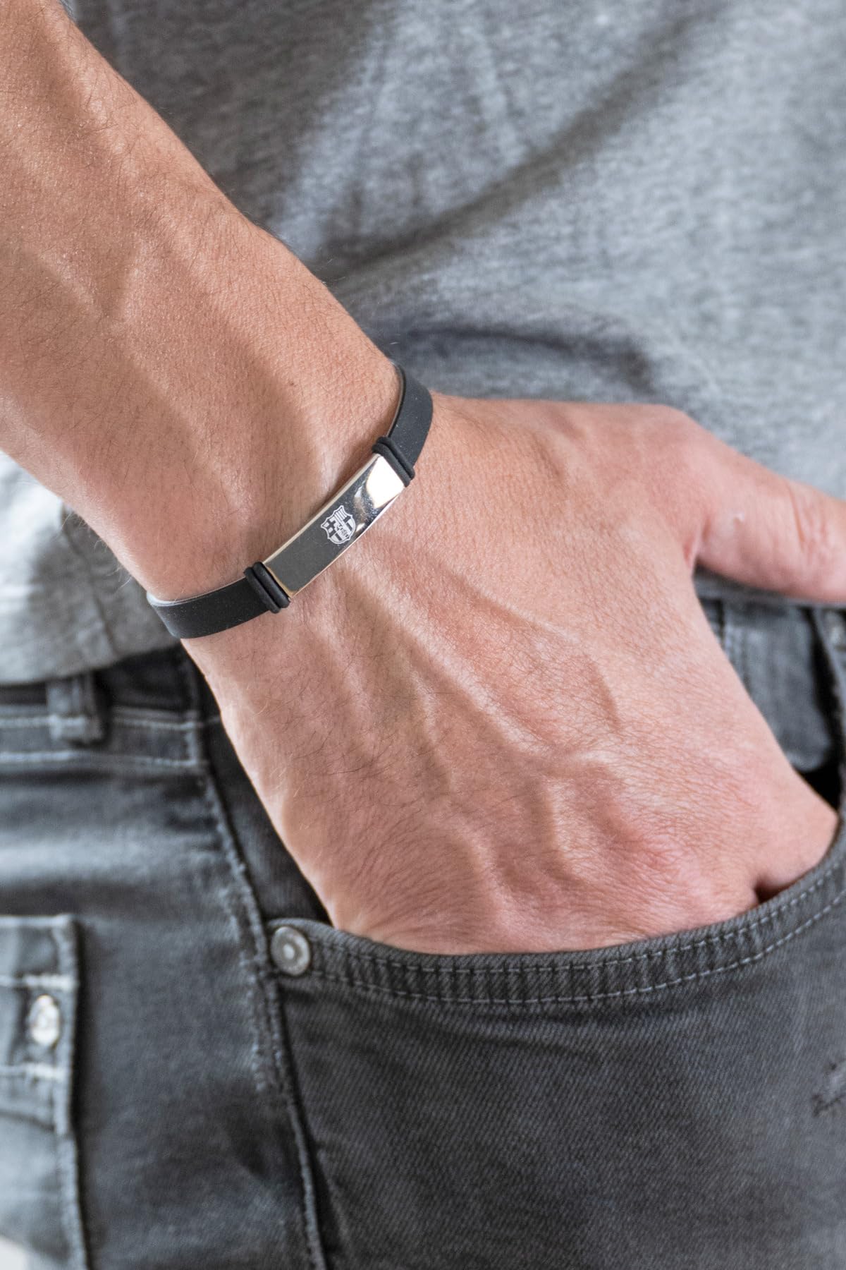 Pulsera Fútbol Club Barcelona Fashion Negra Escudo Ajustable para Hombre, Mujer y Niño | Pulsera Barça de silicona y acero inoxidable | Apoya al Barça con un producto oficial culé | FCB